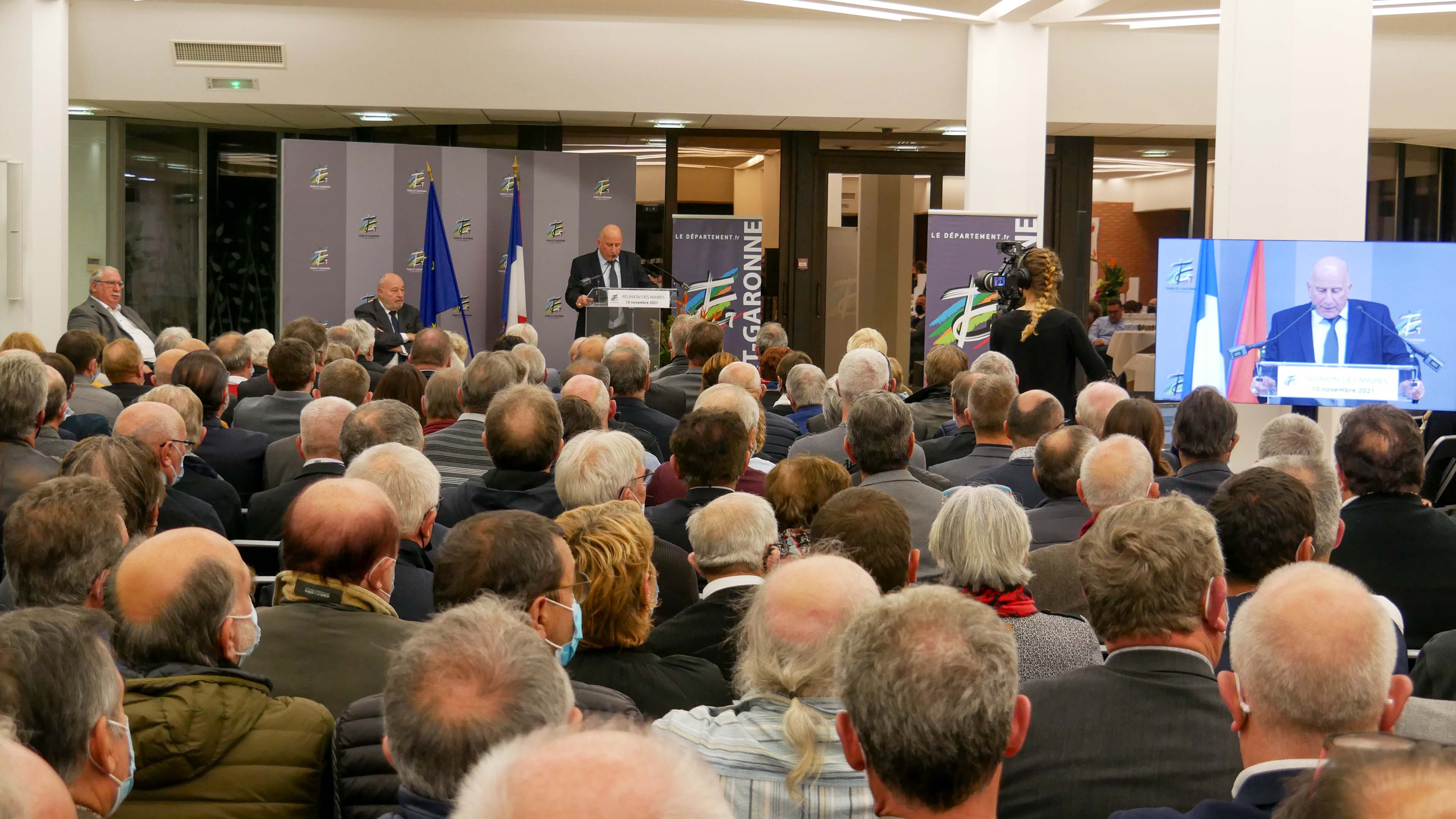 Michel Weill en train de parler lors de la réunion des maires au Conseil départemental	