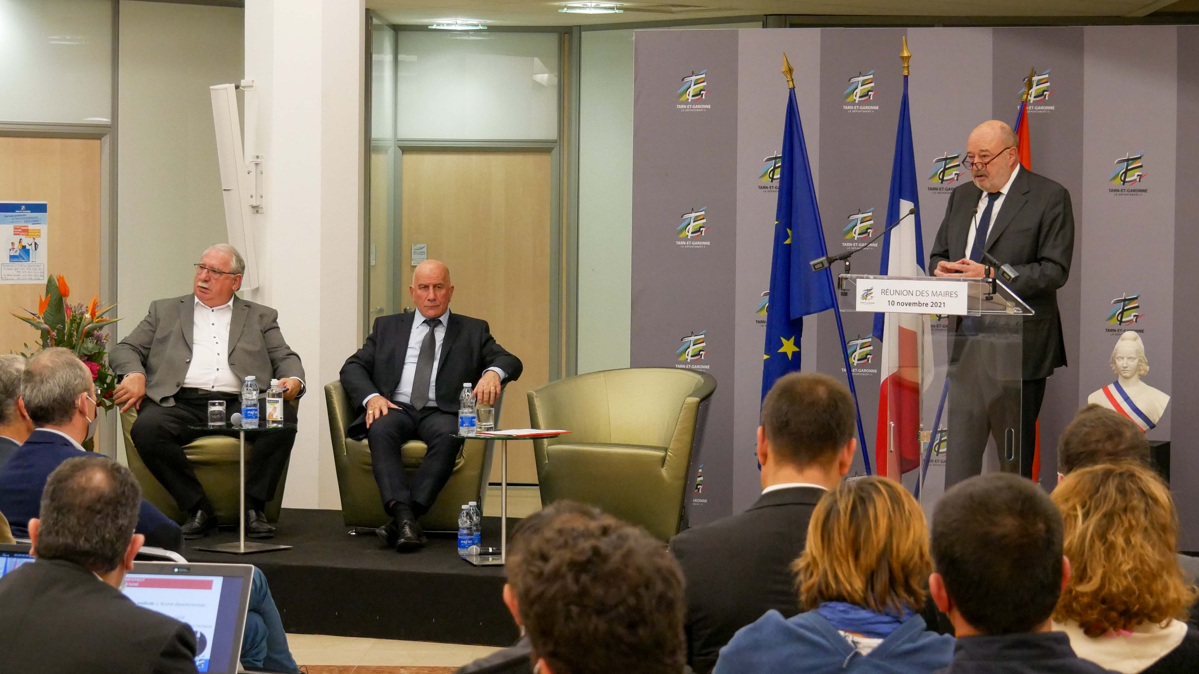 La prise de parole de Jean-Michel Baylet lors de la réunion des maires au Conseil départemental	