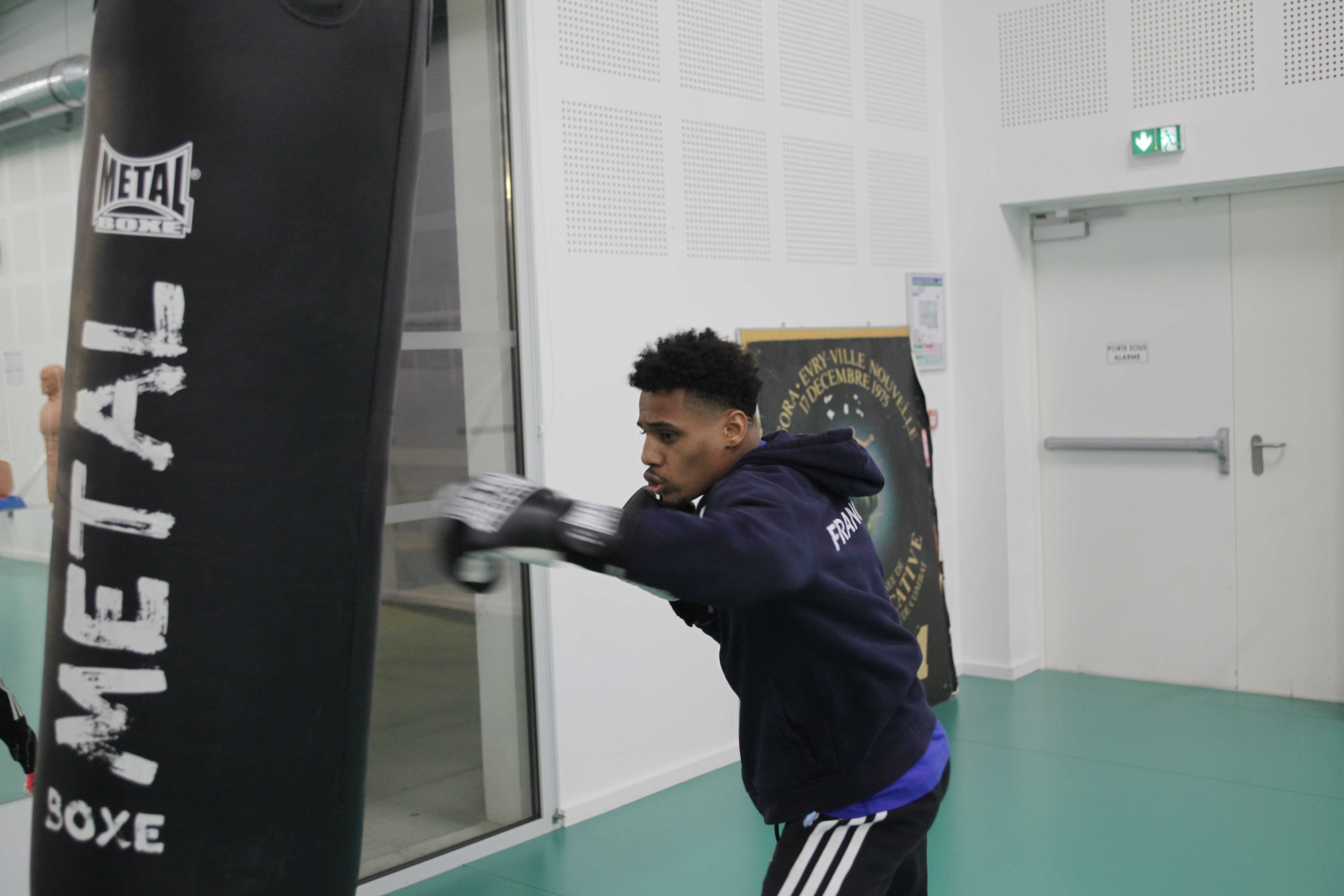 Le jeune boxeur Théo Ticout, lors d'une séance d'entraînement