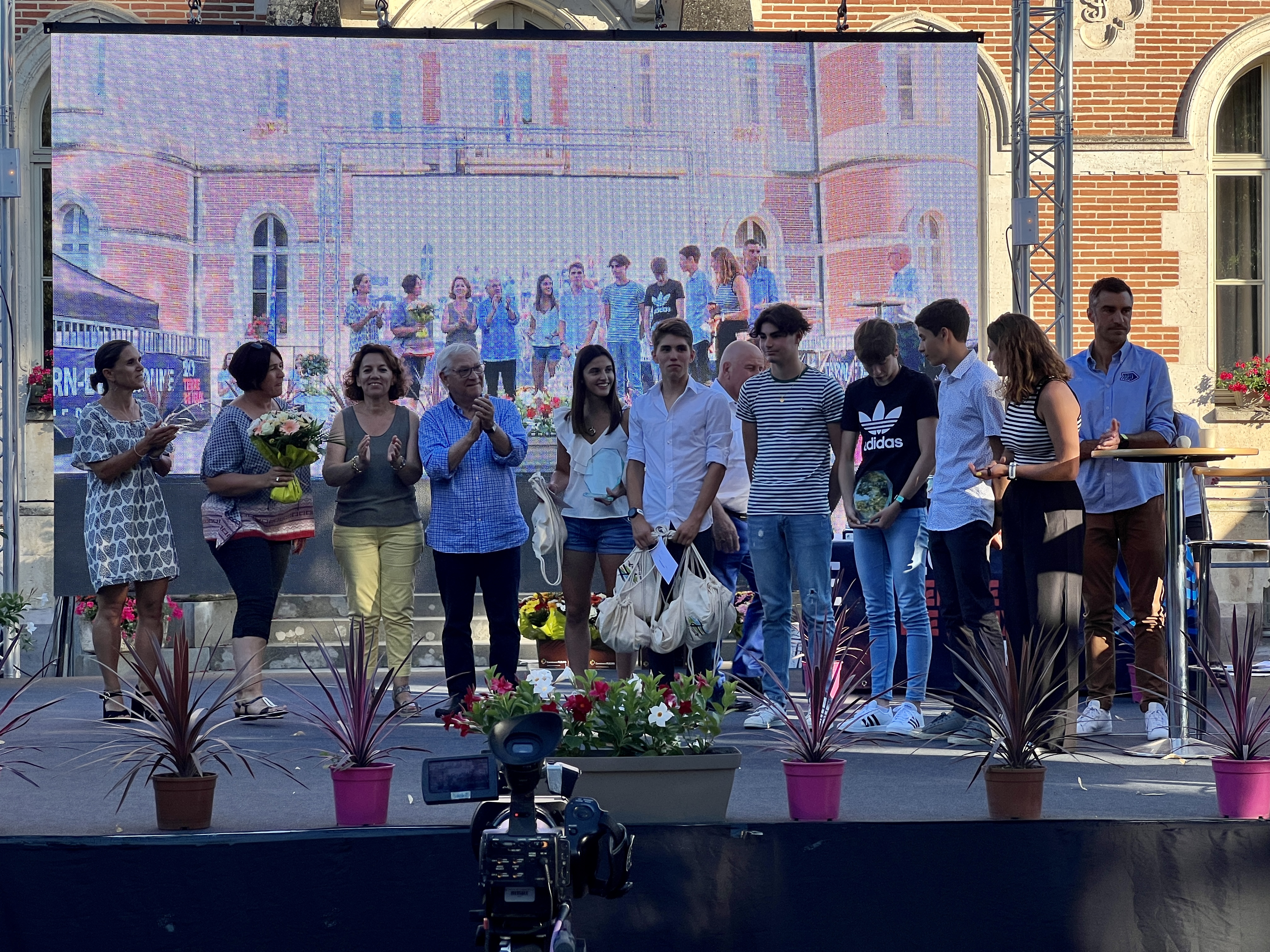 Les élus sur scène qui remettent un prix à des jeunes sportifs lors de la fête des sports 2022