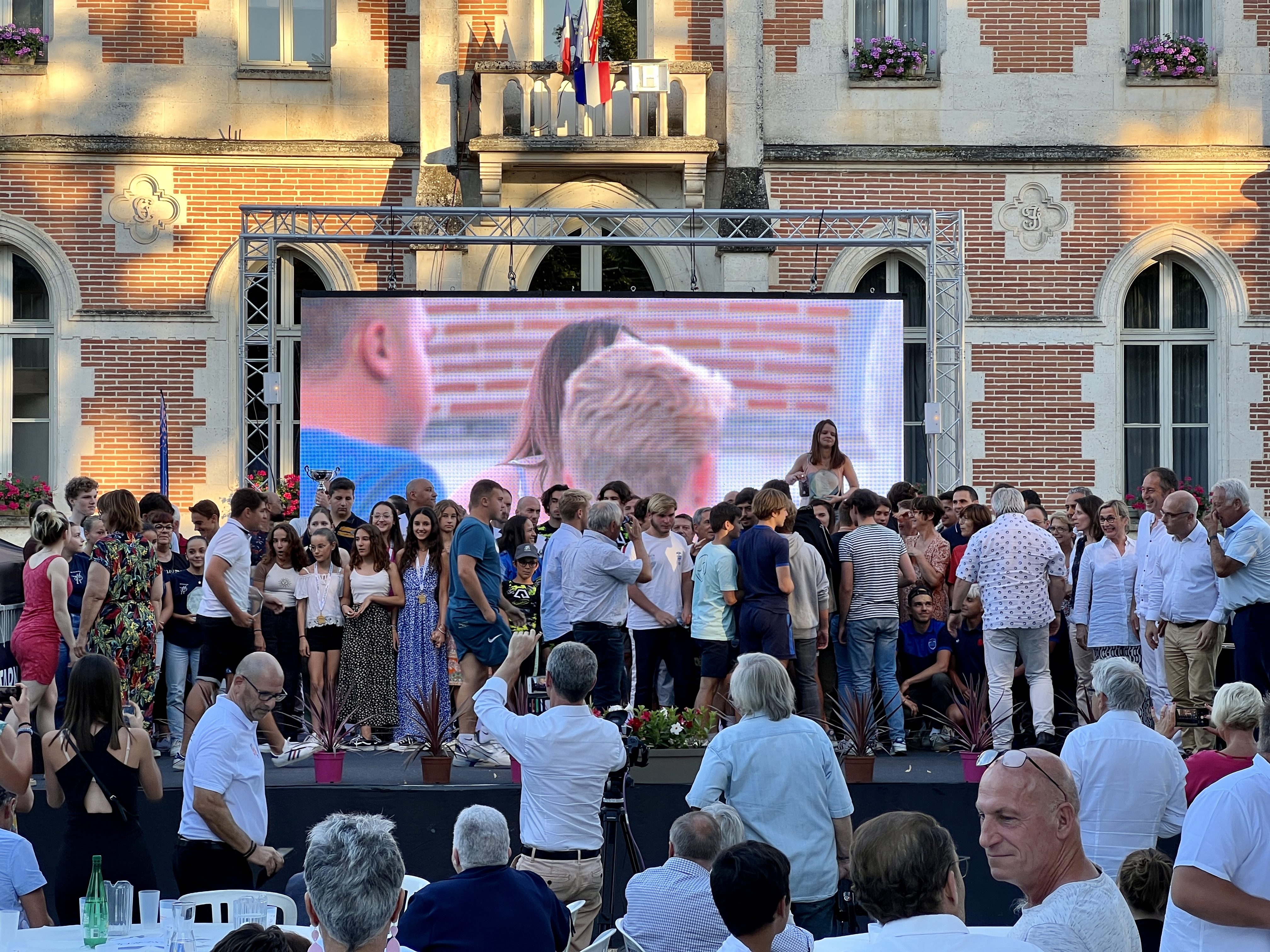 Les lauréats se mettent en place sur la scène pour faire une photo de groupe 