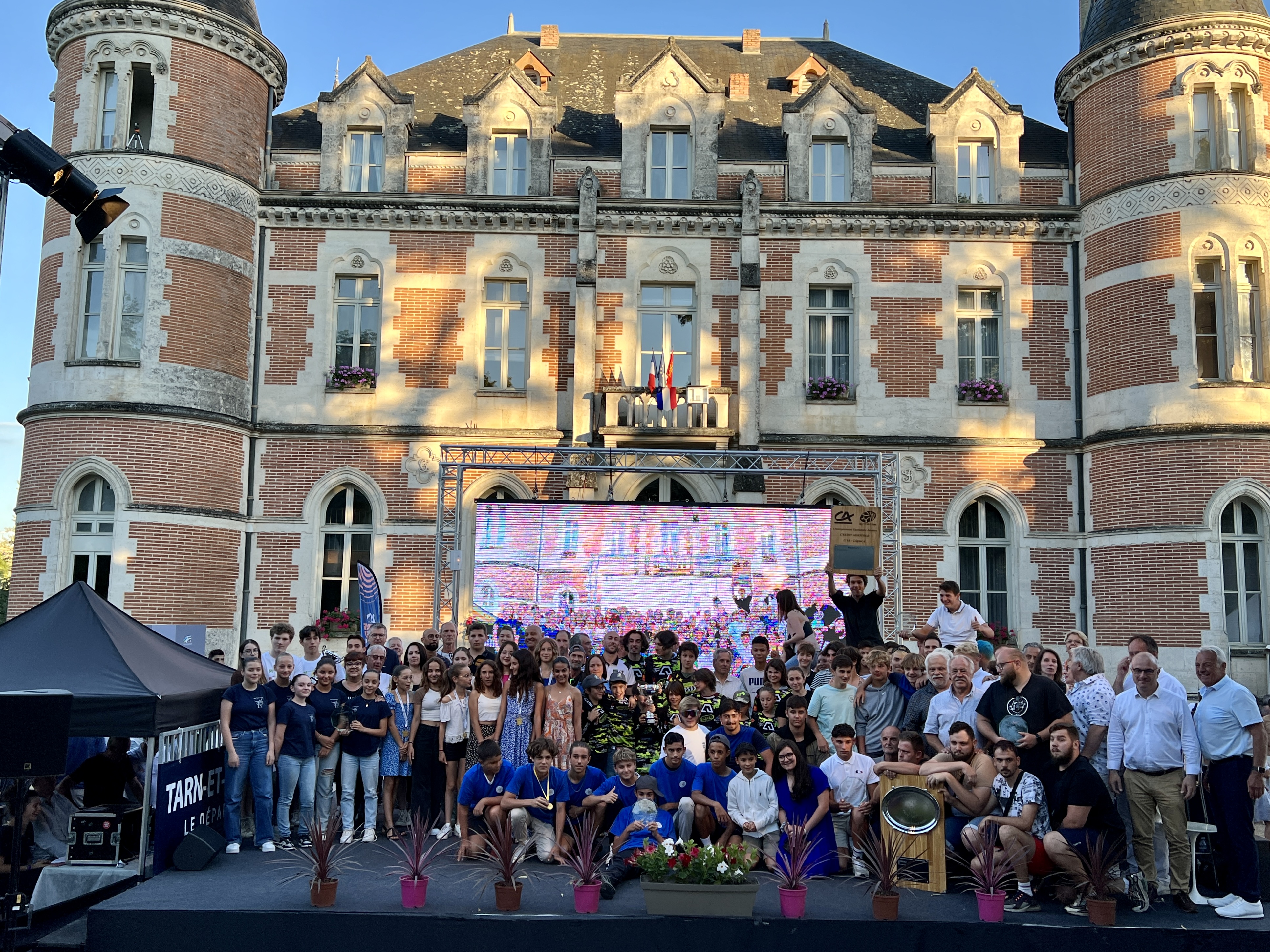 Photo de groupe sur scène dans la cour du château Montauriol des lauréats de la fête des sports 2022