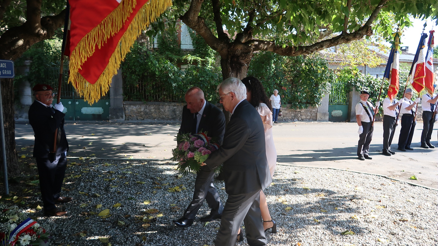 Dépot de gerbe par Michel Weill, José Gonzalez et d'une jeune femme lors de l'hommage aux déportations juives 