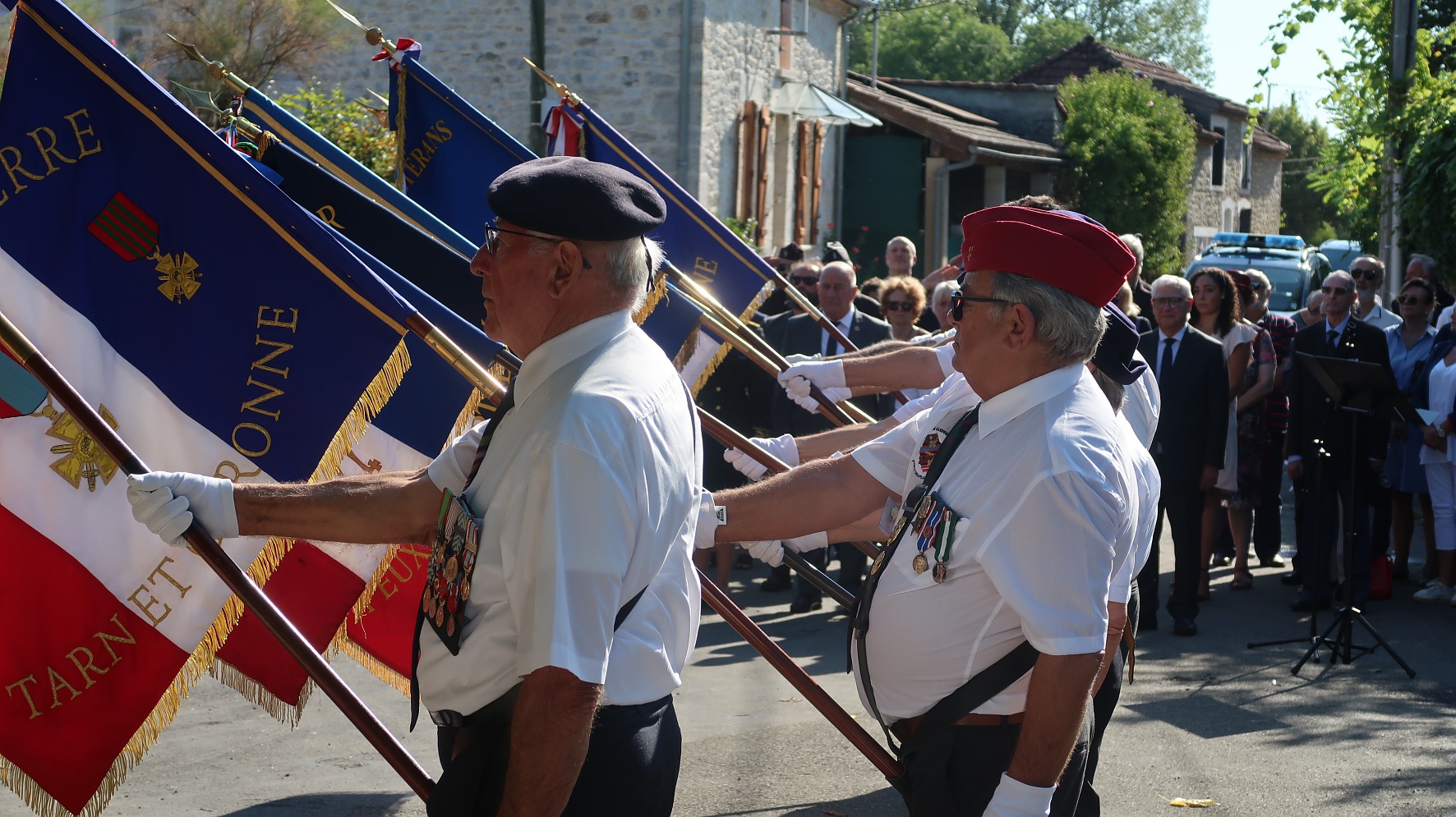 Les porte-drapeaux à la commémoration des déportations juives à Septfonds