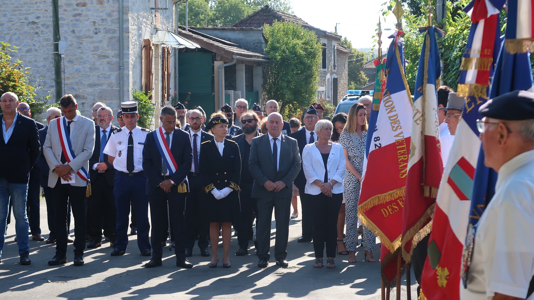 Photo de Michel Weill en compagnie de nombreux élus et de porte-drapeaux à la commémoration des déportations juives à Septfonds