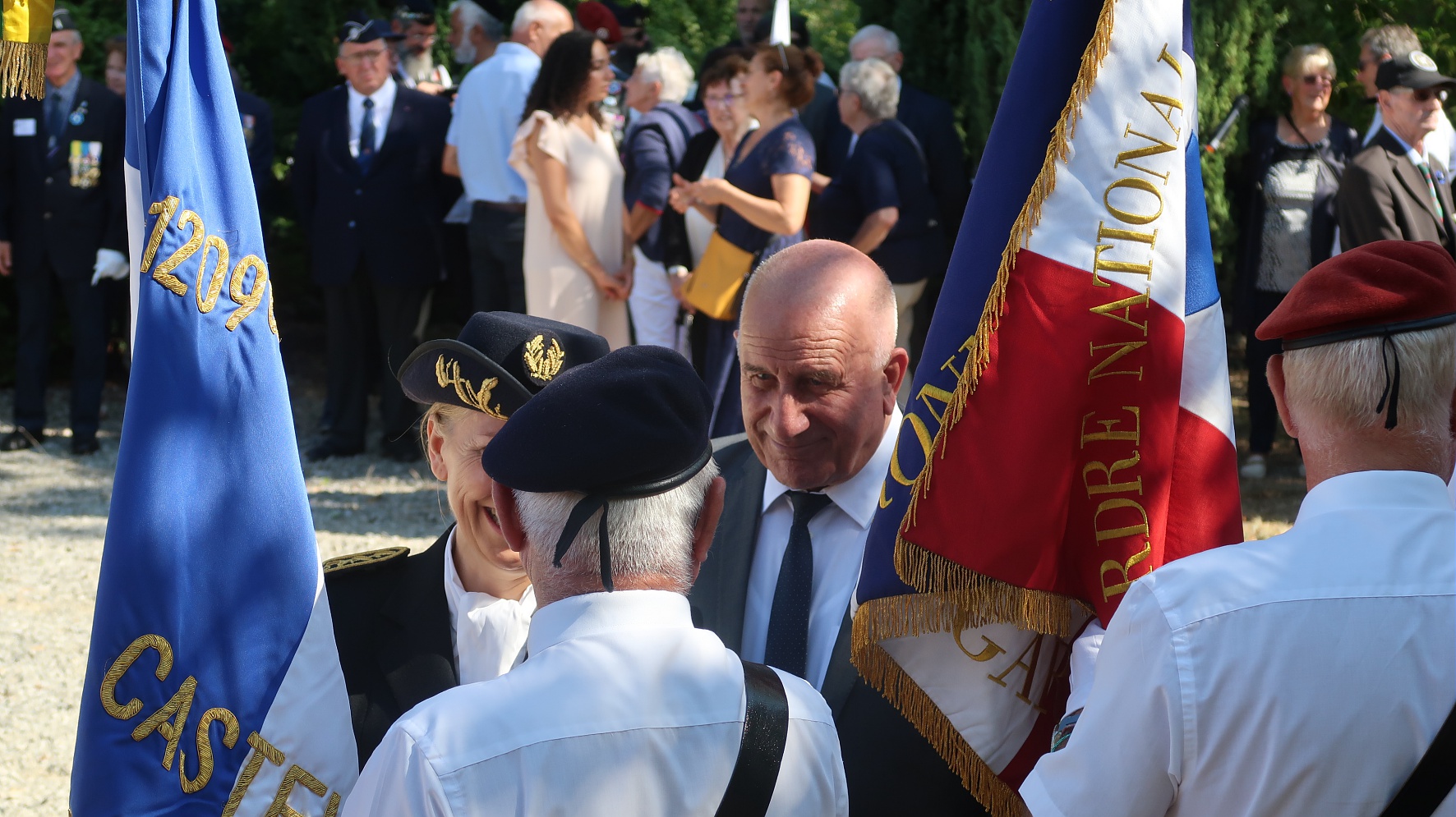 Michel Weill qui salue les porte-drapeaux en compagnie de madame la Sous-Préfète 