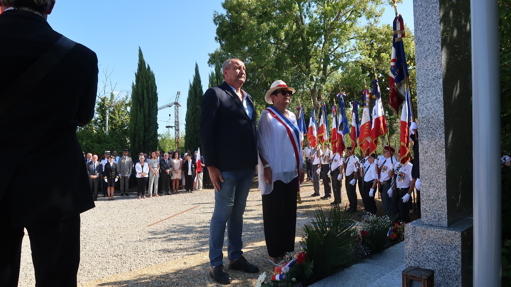Emmanuel Cros et Madame le Maire de Septfonds qui rendent hommage aux déportations juives devant le monument aux morts