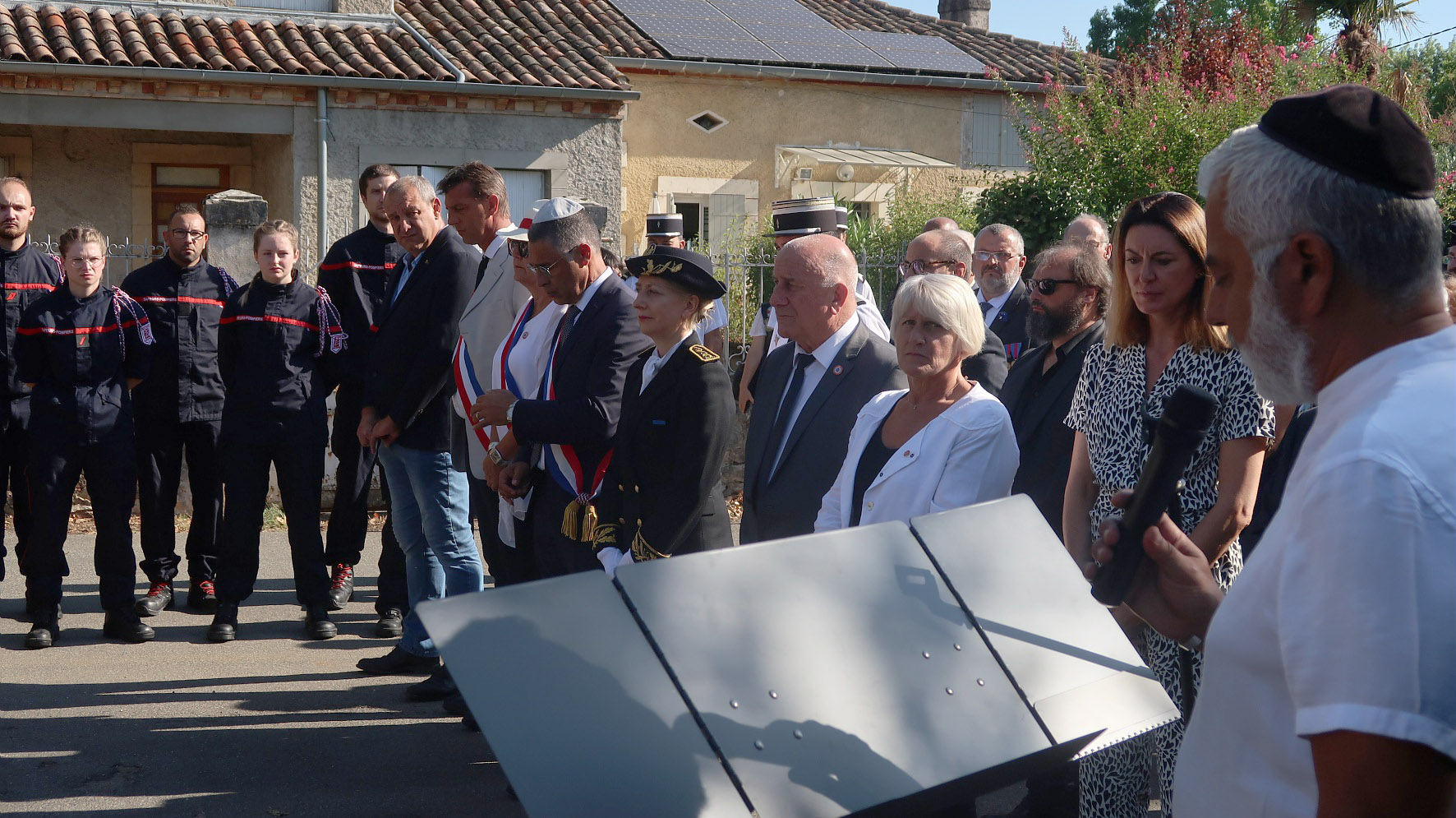 Photo de la commémoration des déportations juives en compagnie de Michel Weill, Madame la Sous-Préfète, Pierre-Antoine Lévi, des pompiers et jeunes sapeurs pompiers et de nombreuses personnalités 