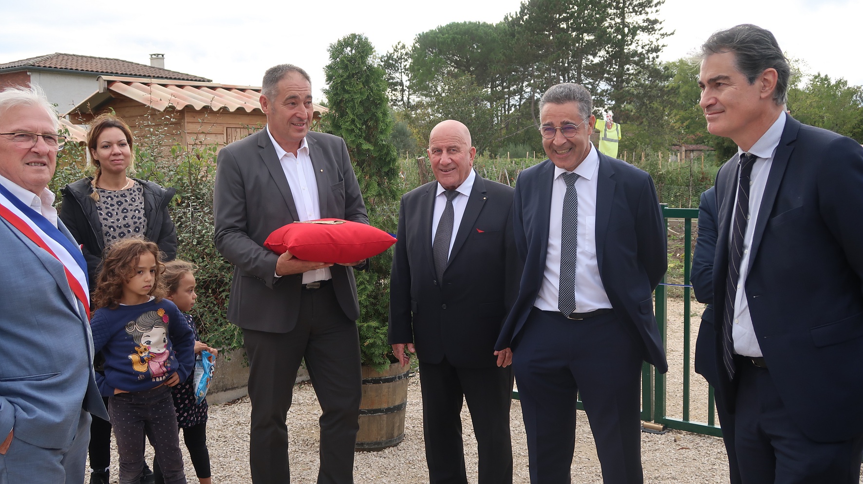 Messieurs les sénateurs, Monsieur le Président et d'autres personnalités lors de l'inauguration des jardins partagés à Corbarieu  