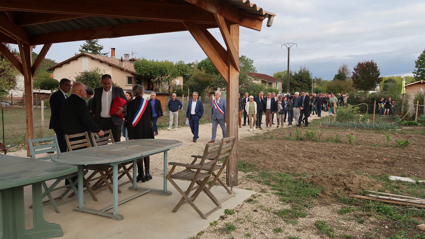 Les élus qui marchent en direction de l'inauguration de jardins partagés à Corbarieu 