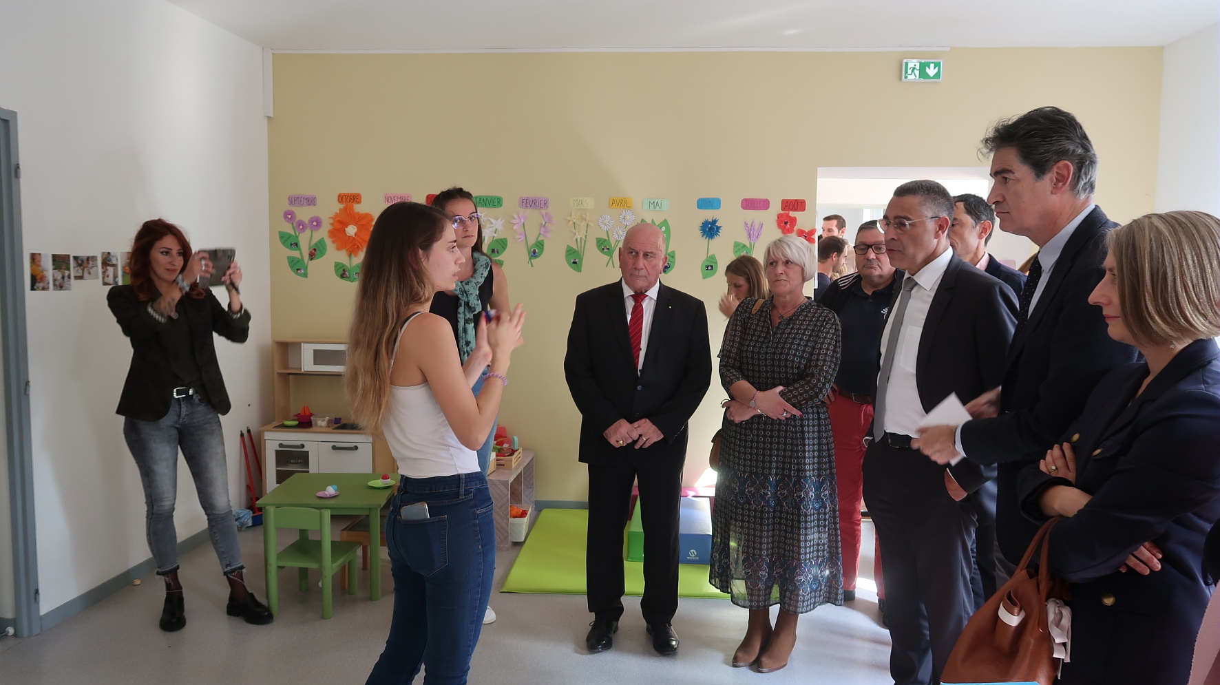 Michel Weill et des élus en train d'écouter une employé de la Maison des Assistantes Maternelles de Bioule