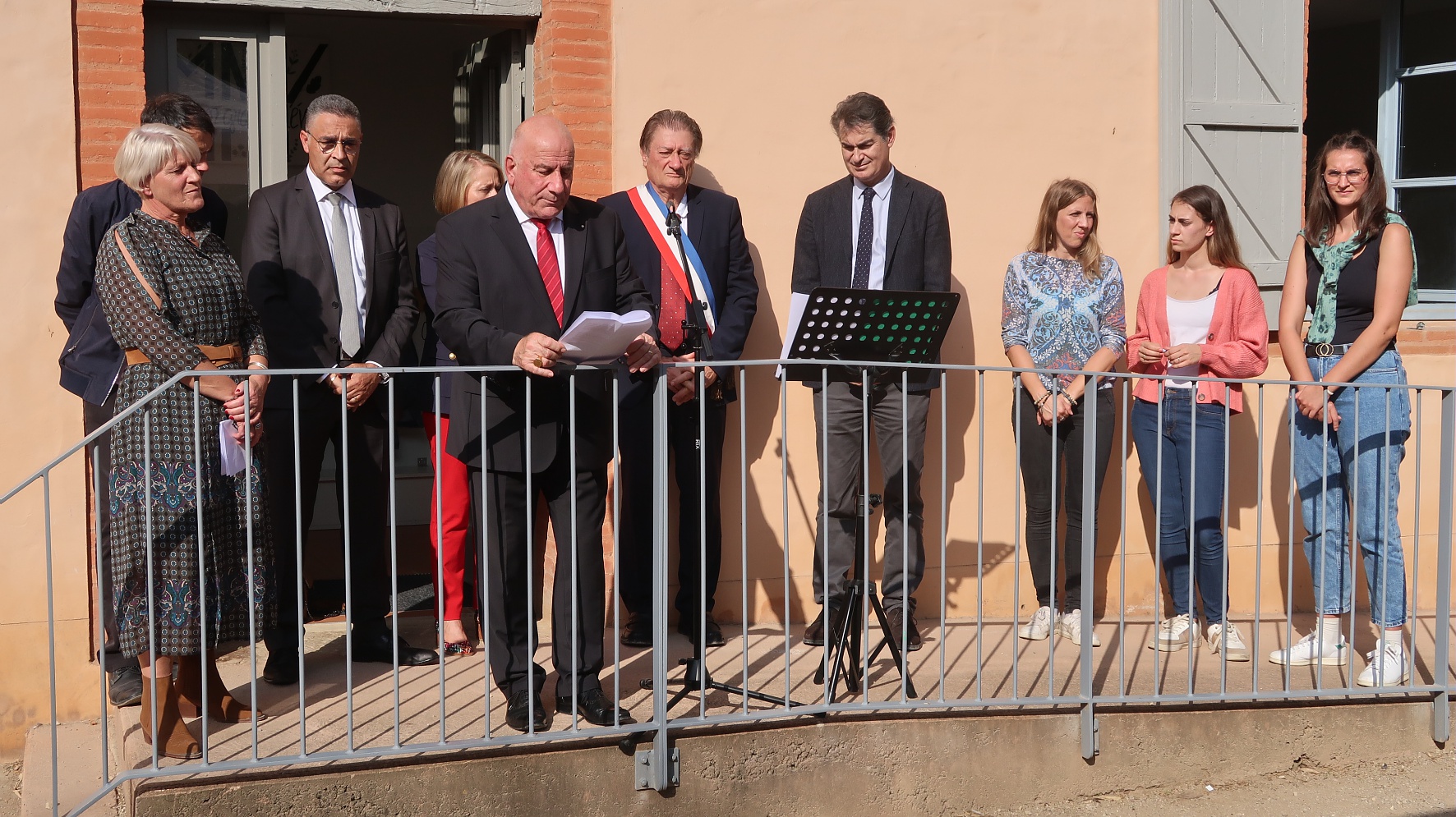 Le discours de Michel Weill en compagnie d'élus lors de la visite de la maison des assistantes maternelles de Bioule 