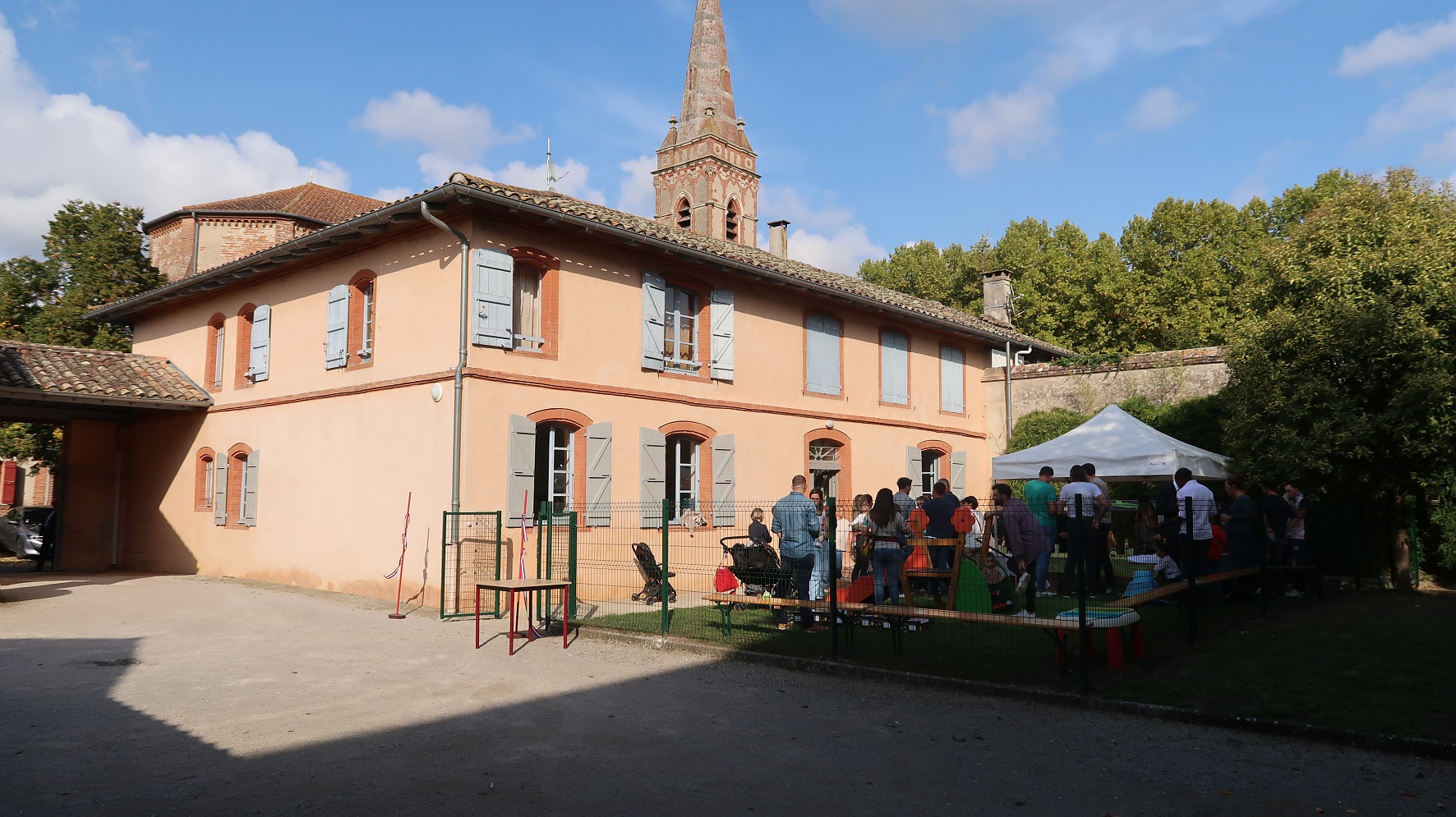 Photo extérieure de La Maison des Assistantes Maternelles de Bioule lors de son inauguration 