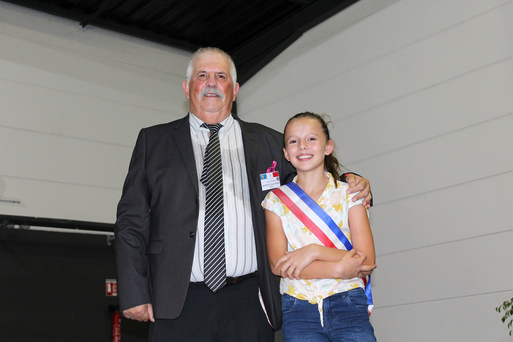 Jean-Claude Raynal maire de Montbartier qui pose avec une jeune élue 