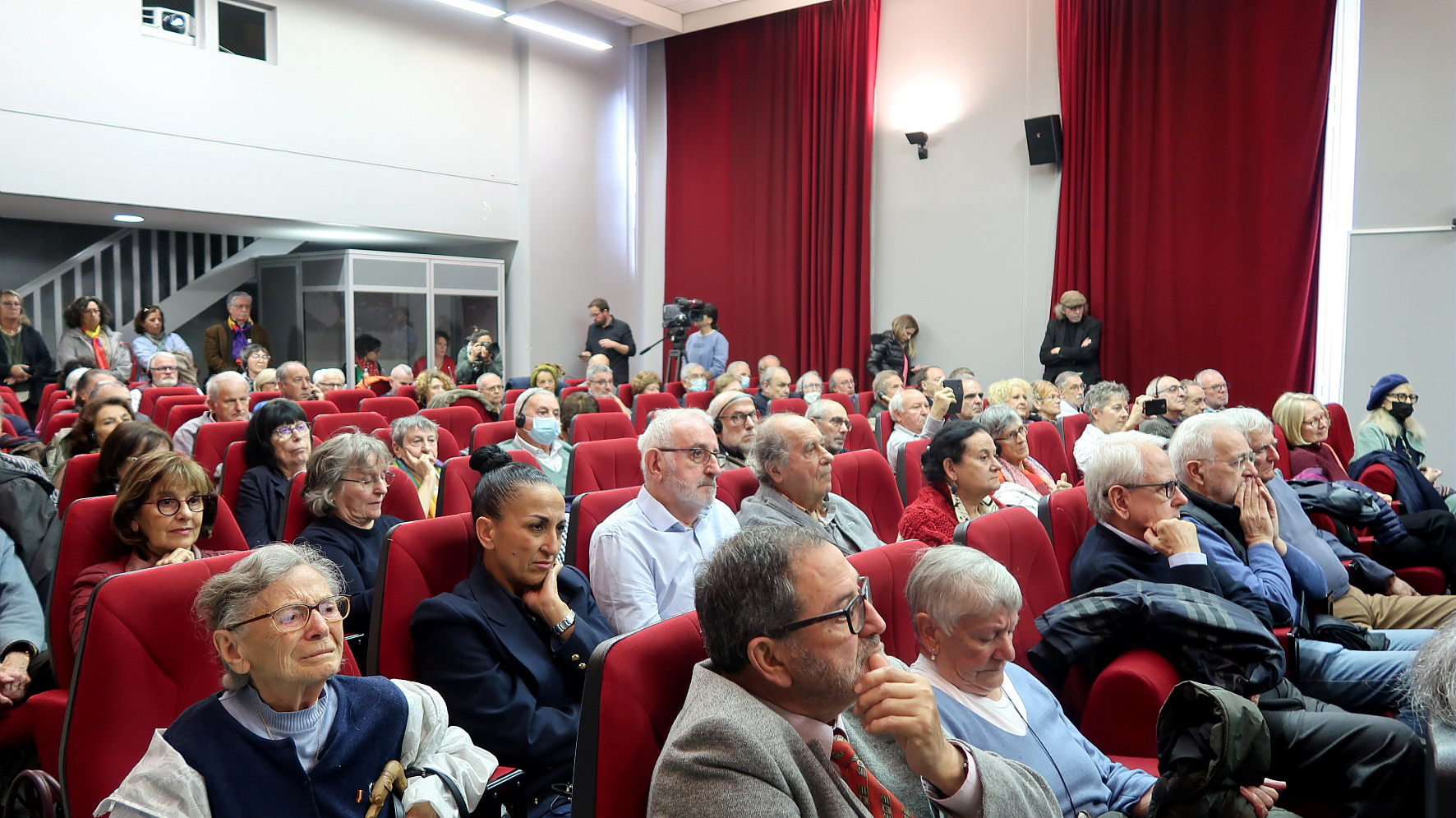 Photo des spectateurs dans la salle de l'ancien collège lors de la venue du ministre espagnol 