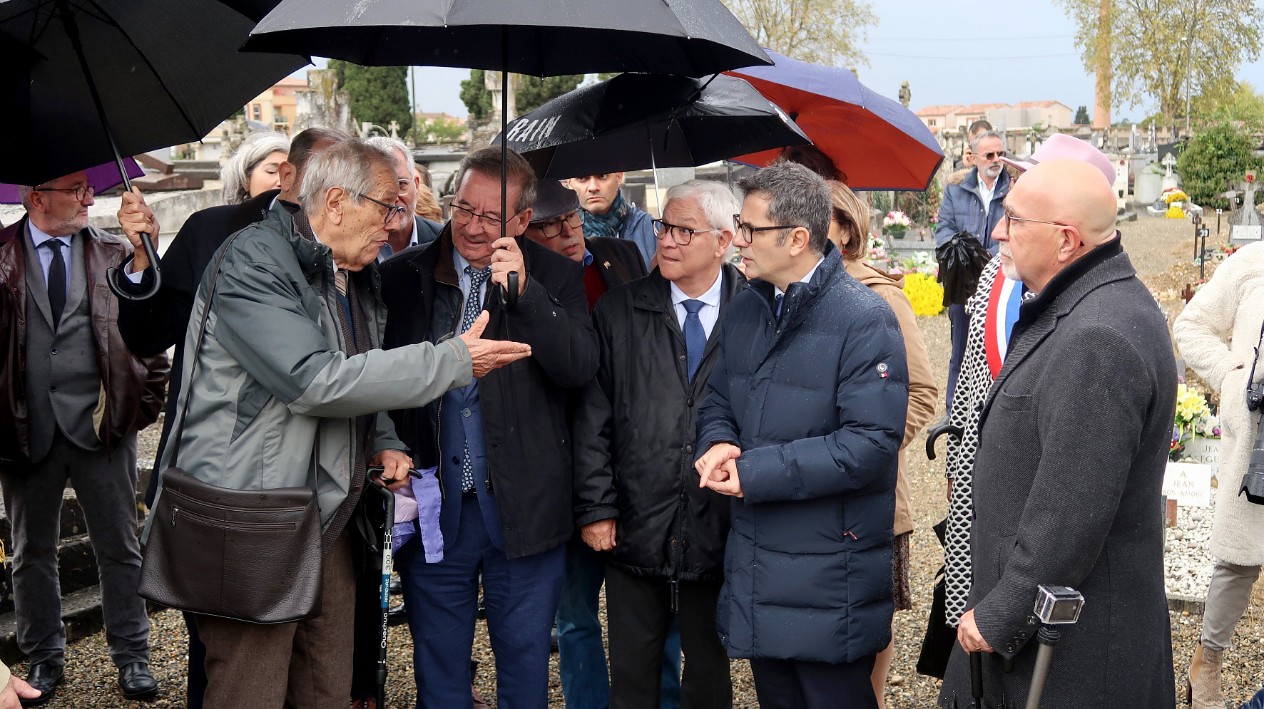 Le ministre espagnol entouré de plusieurs élus dans le cimetière de l'hôpital 