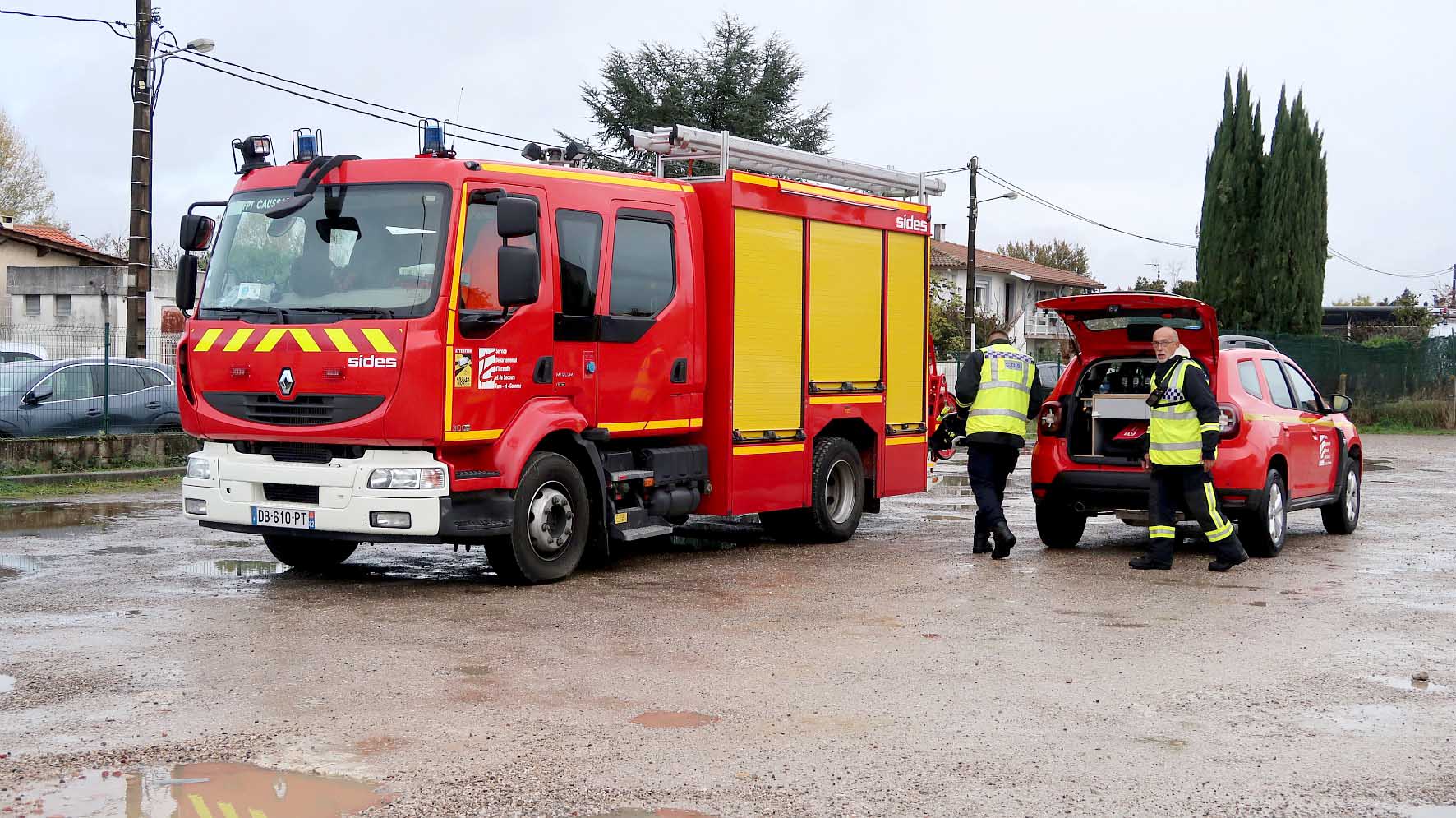 Un camion de pompiers spécialisé pour le feu et une voiture de pompiers