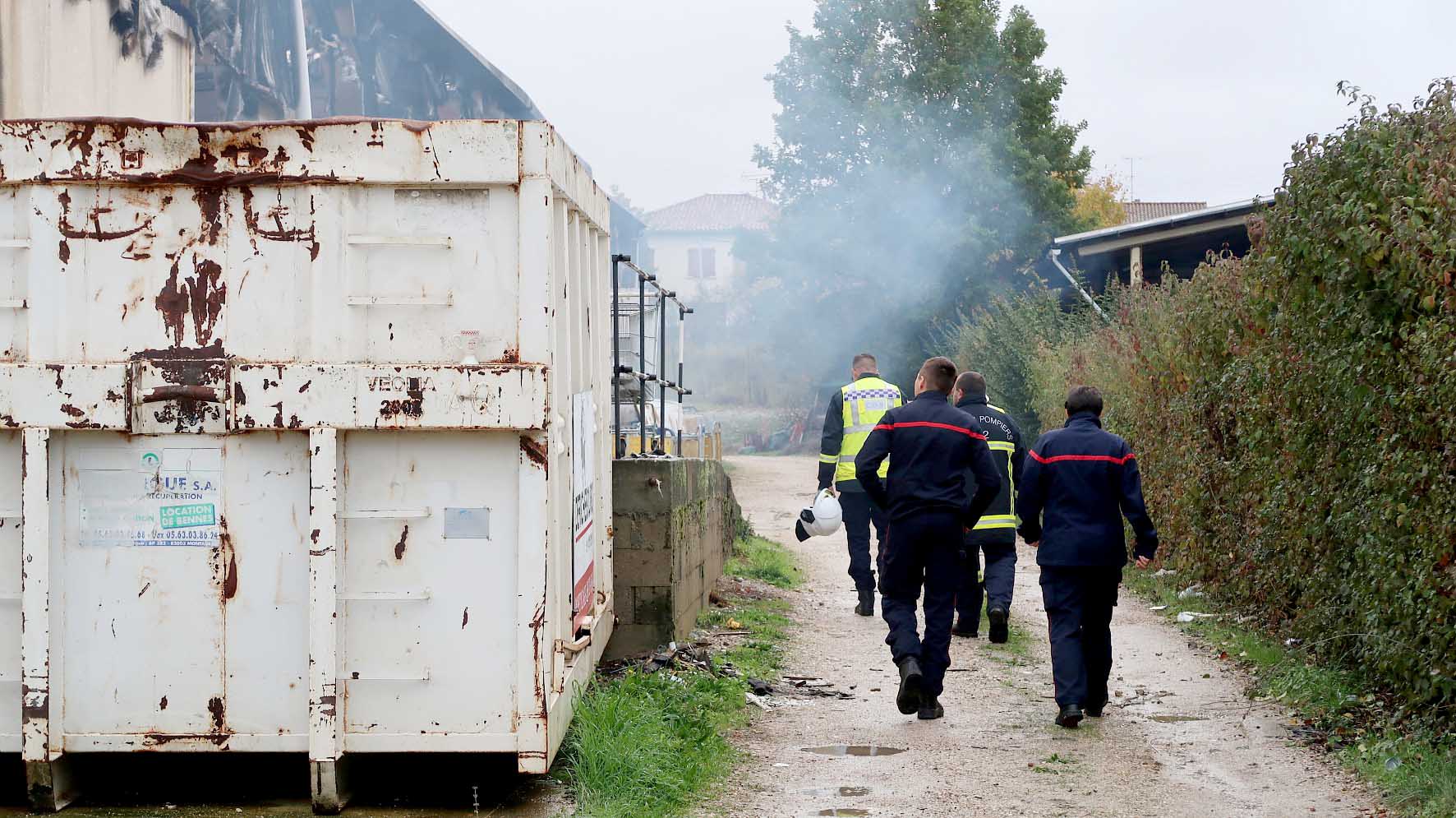 Les pompiers qui constatent l'ampleur des dégâts avec de le fumée qui sort encore des bâtiments 