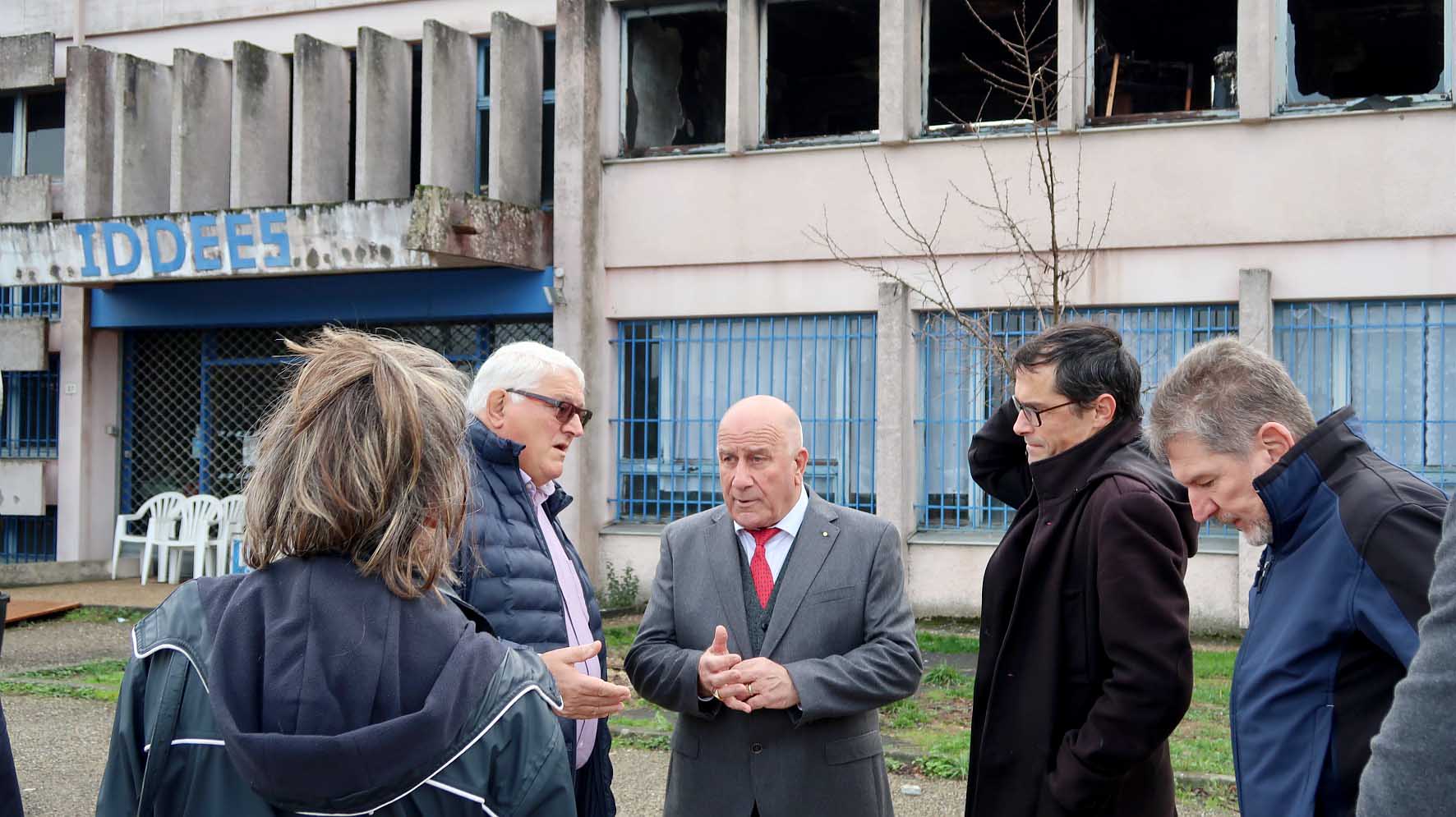 Michel Weill entouré de plusieurs personnalités et des membres des associations