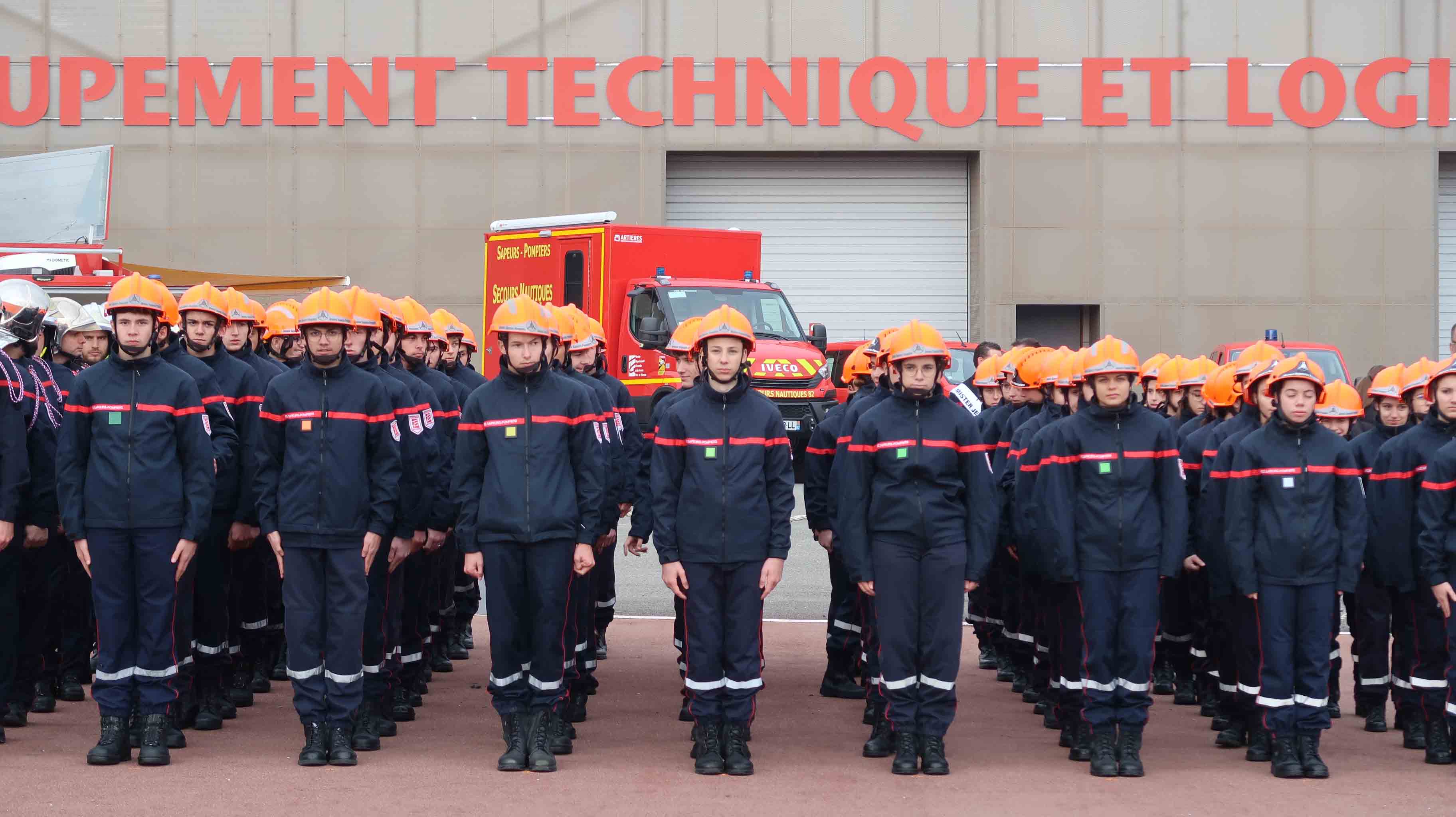 De nombreux jeunes sapeurs-pompiers alignés en colonne pendant la cérémonie 