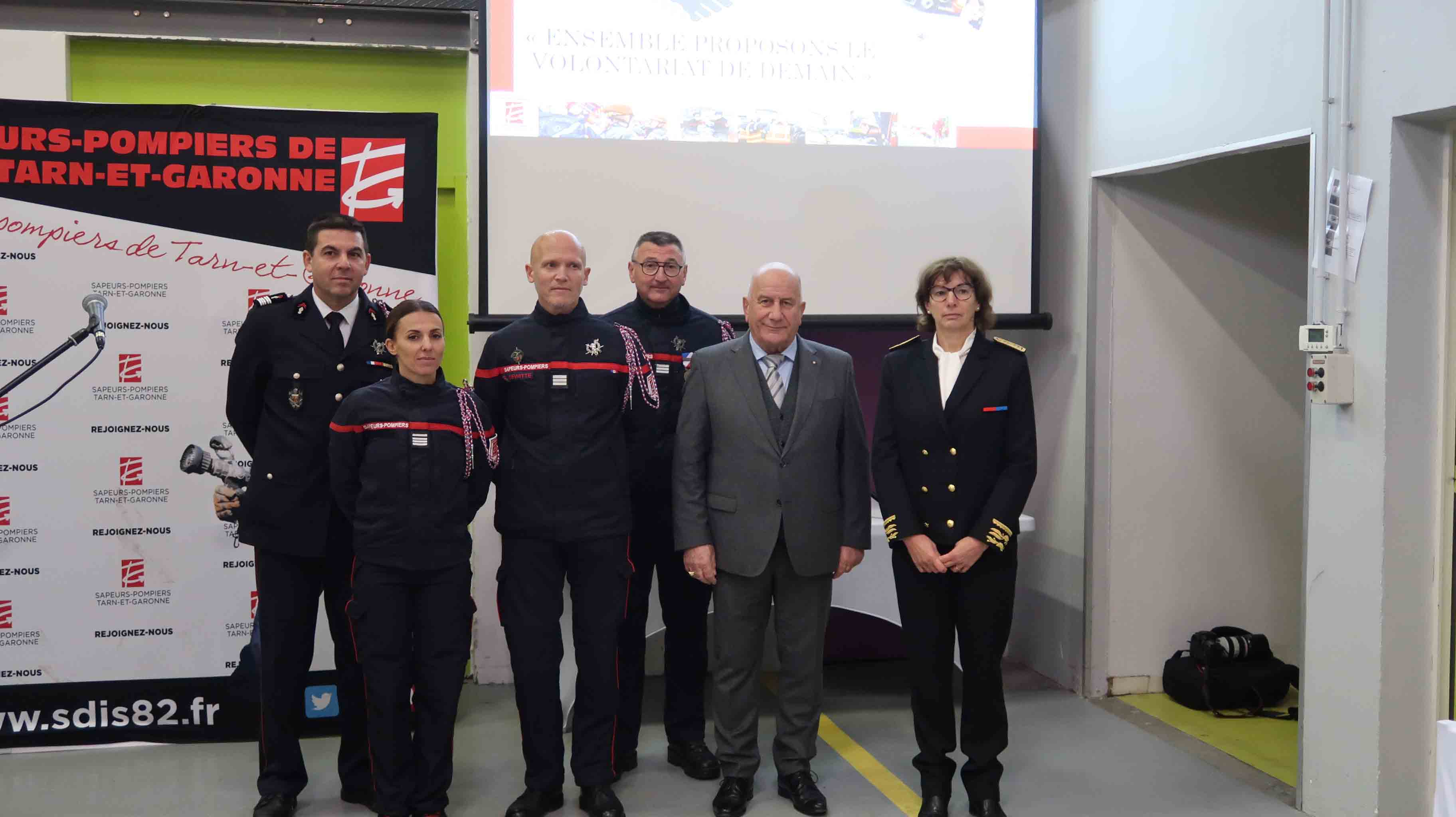 Michel Weill en compagnie de la sous-préfète et de nombreux pompiers 