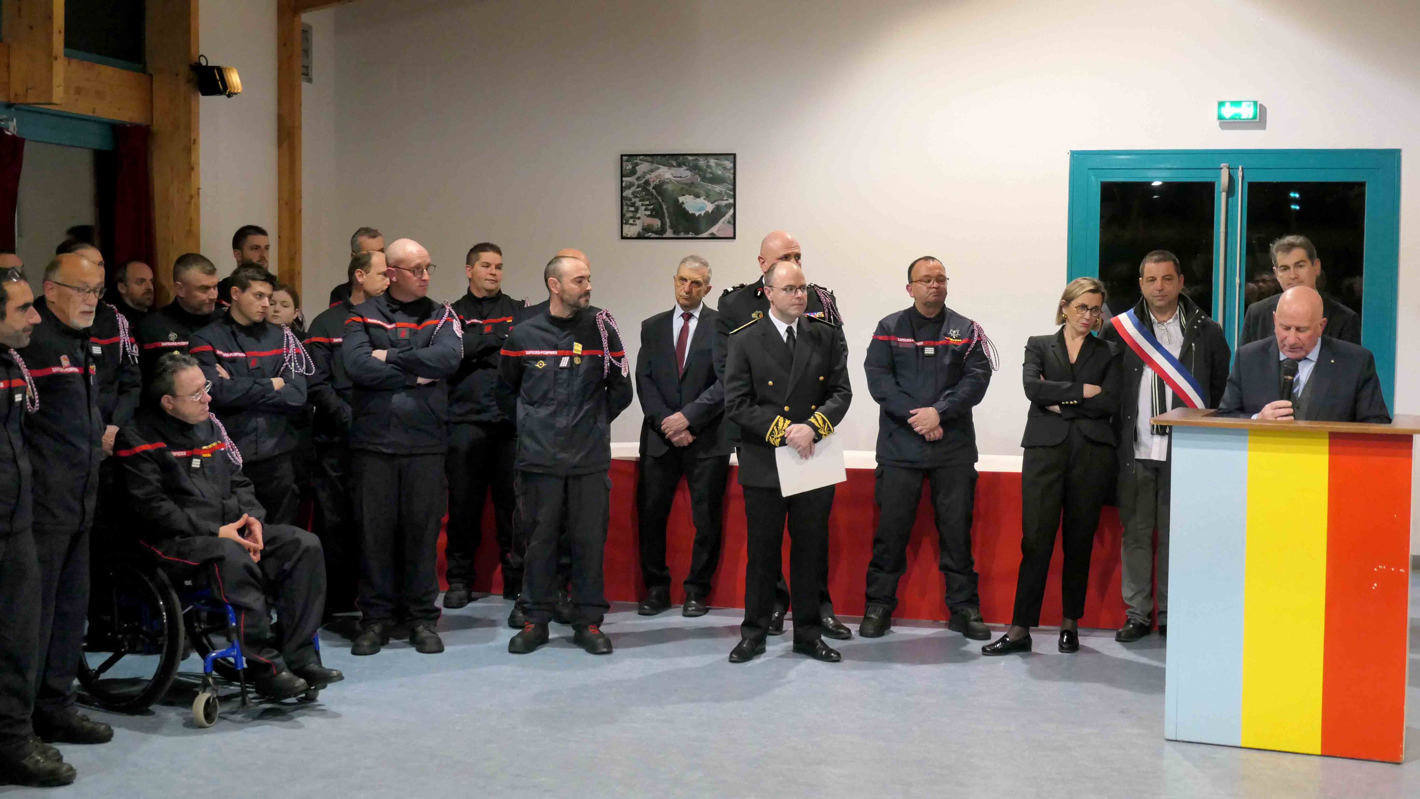 Michel Weill entouré d'élus et de nombreux pompiers lors de l'arrivée du nouveau chef de centre à Montpezat
