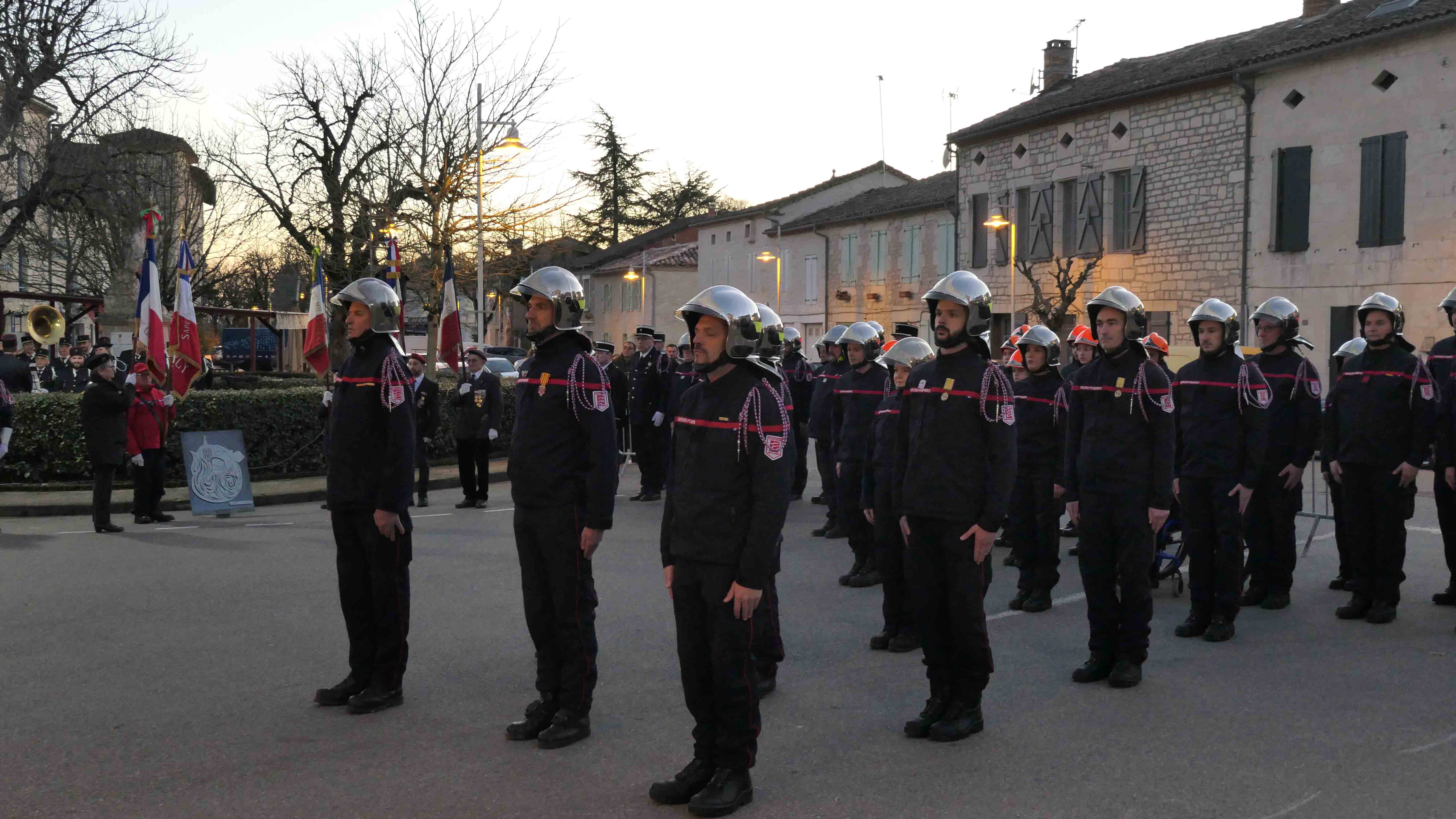 Les pompiers au garde à vous 