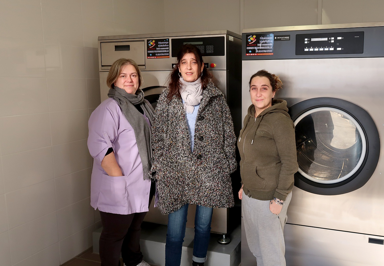 Nos trois lavandières qui posent devant les trois machines à laver