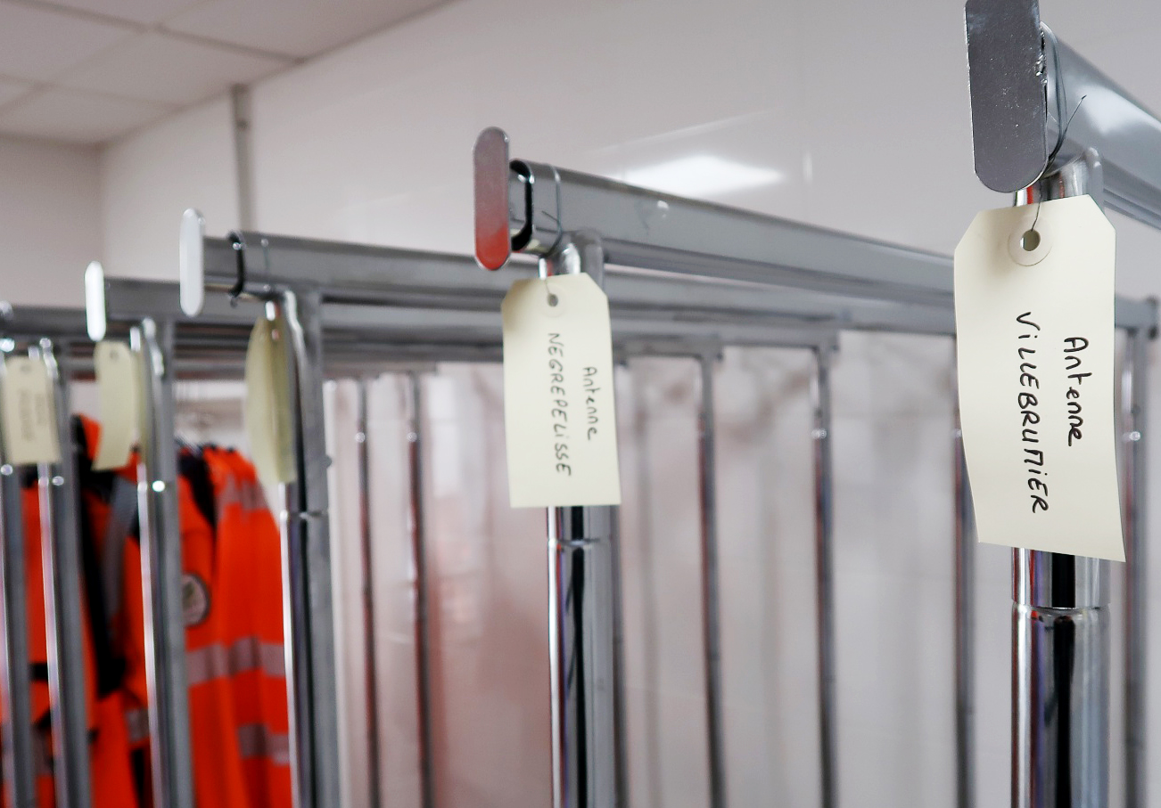 Le linge qui est déposé sur des portiques dédiés