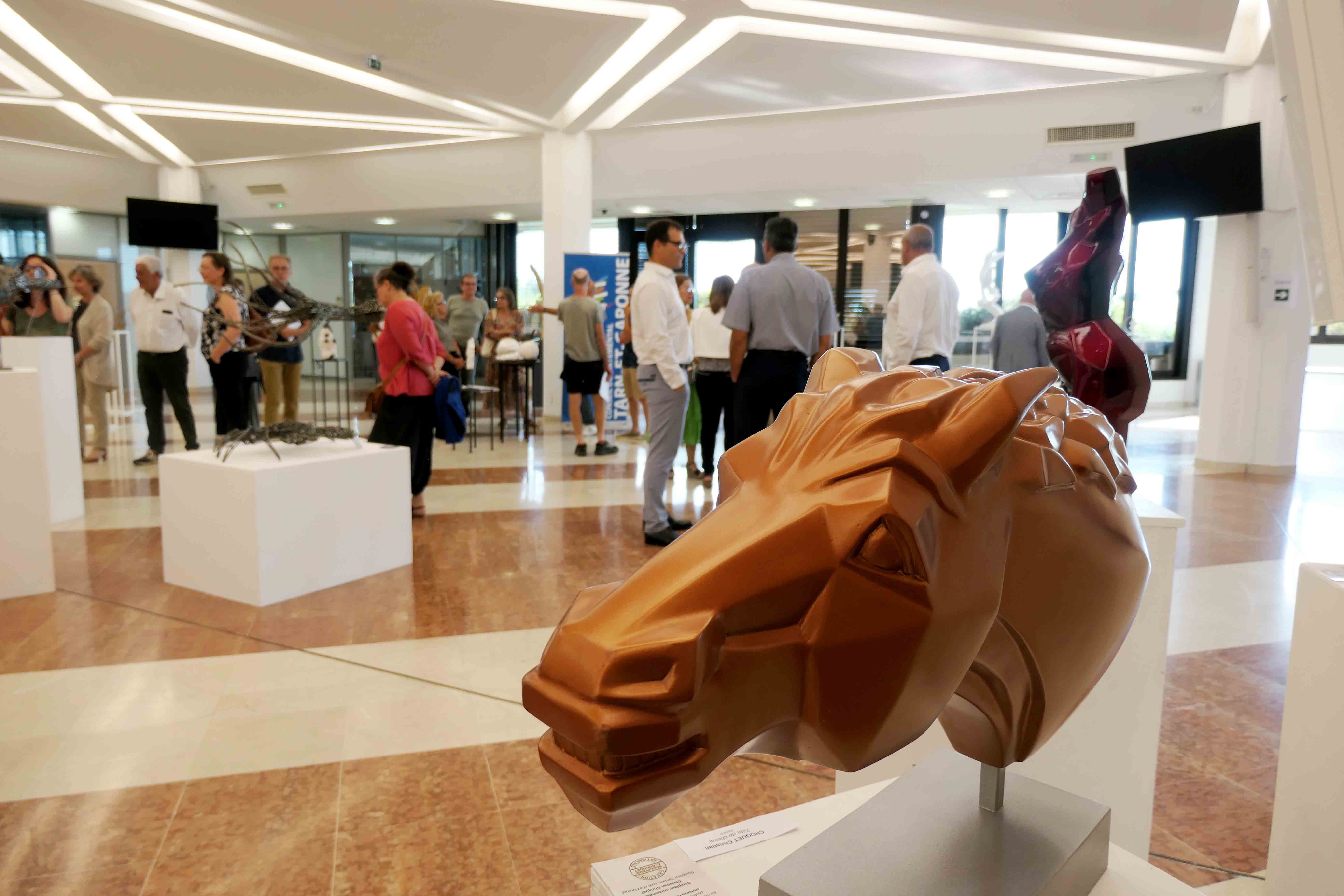 Sculpture d'une tête de cheval avec les oreilles en arrière 