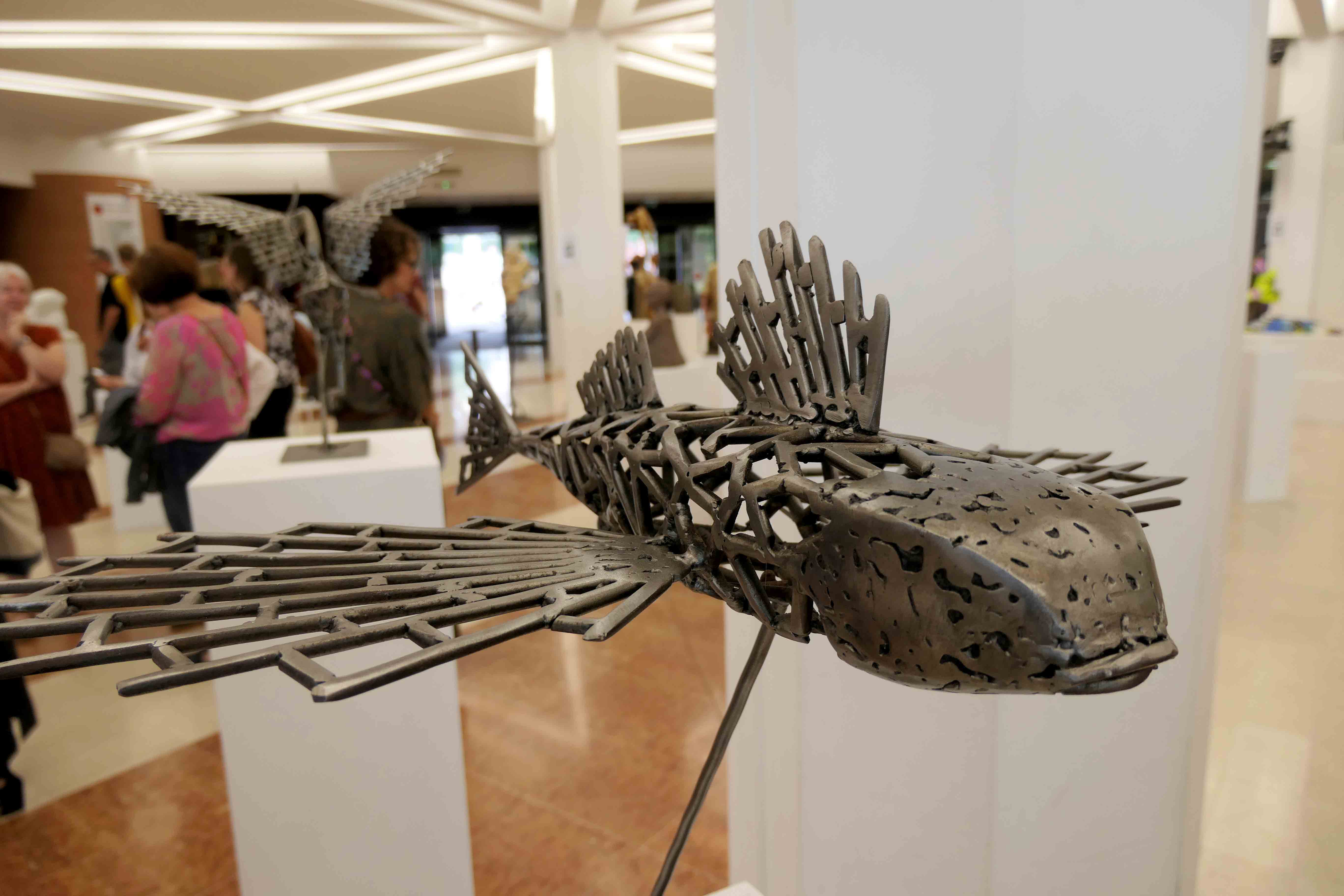 Sculpture d'un poisson en métallurgie 