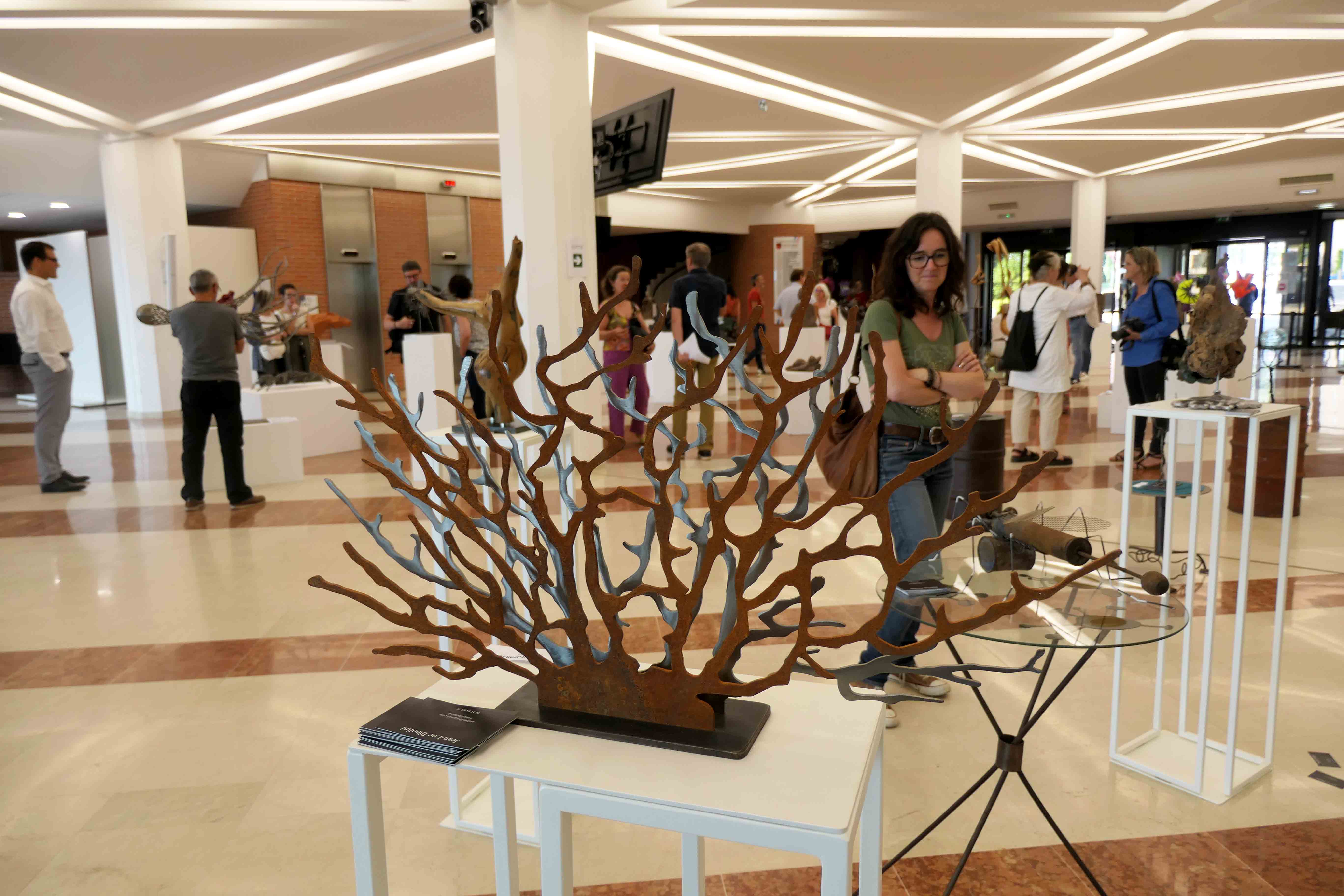 Sculpture d'un arbre en métallurgie 