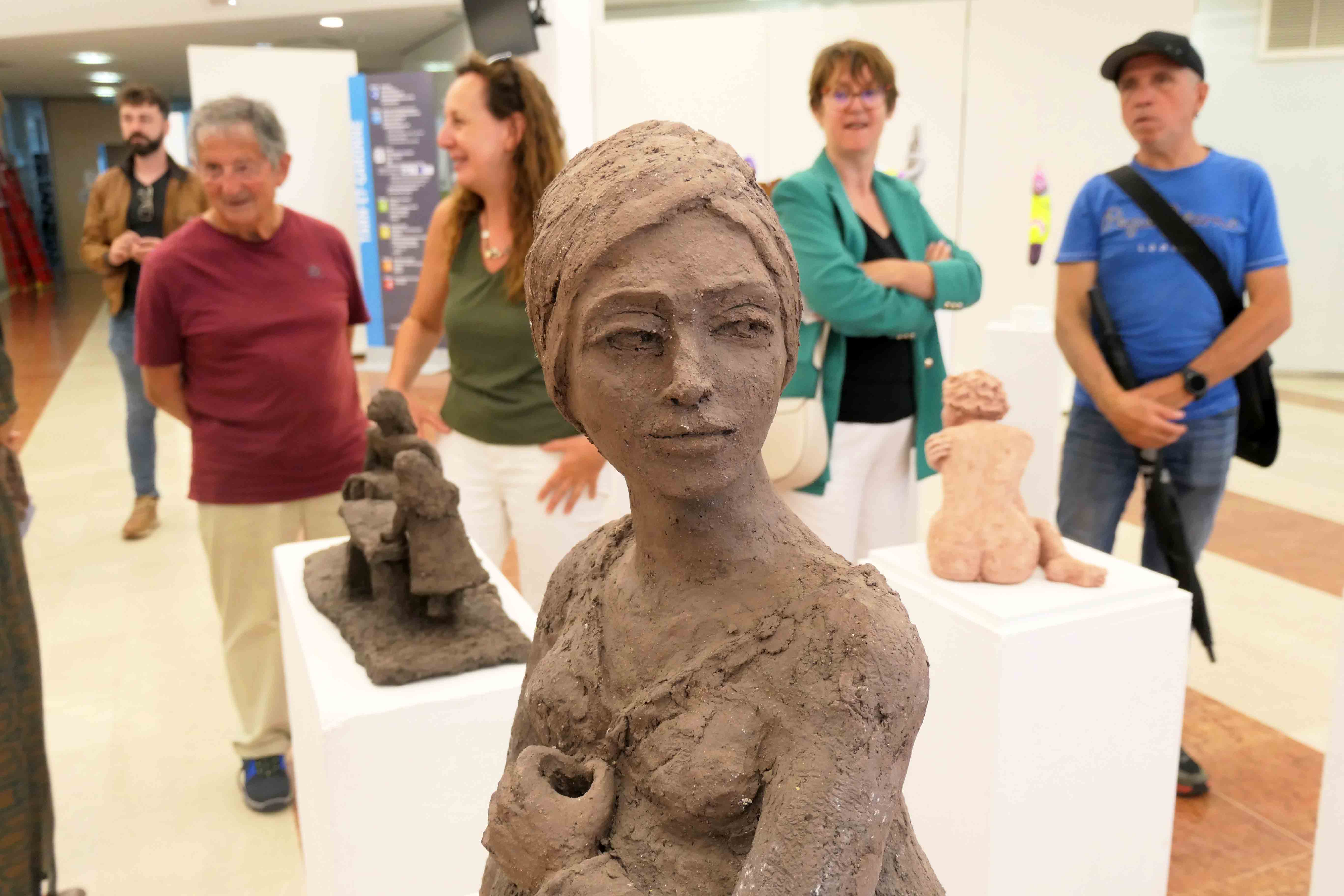 Sculpture en pierre du buste d'une femme qui regarde sur le côté