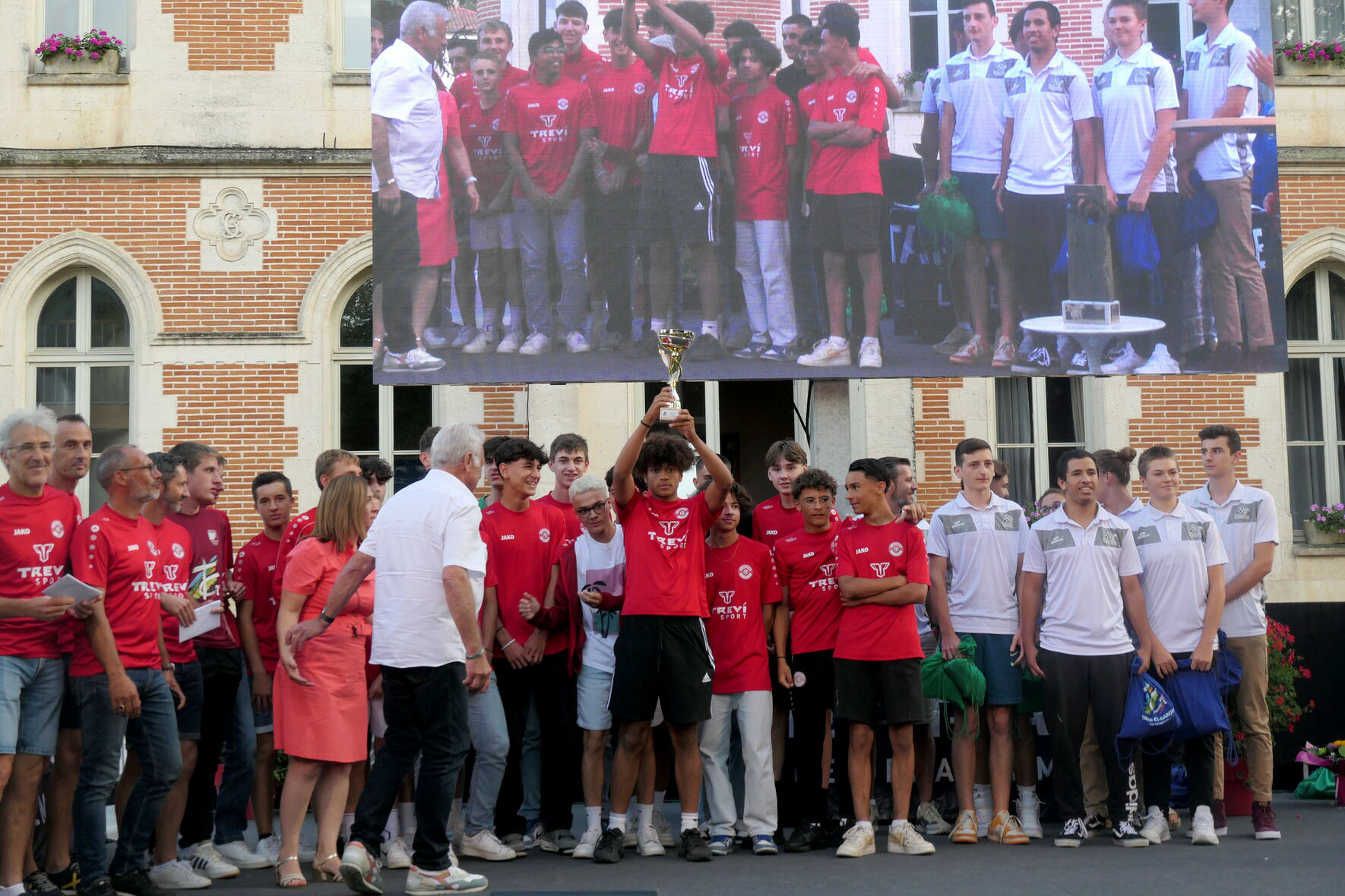 Photo de groupe de club de sports à la remise des prix 