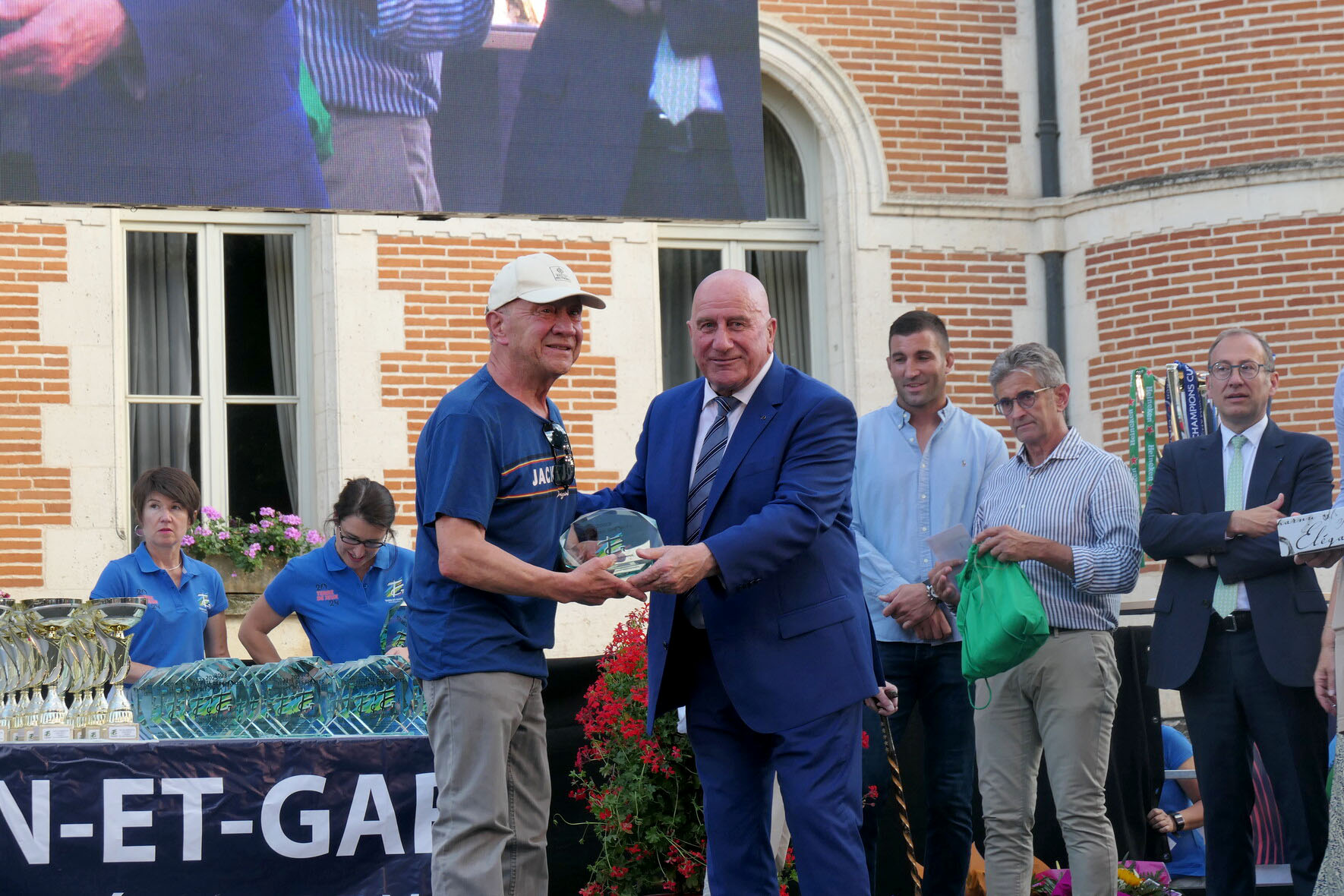 Michel Weill en train de remettre un trophée lors de la fête des sports 2023