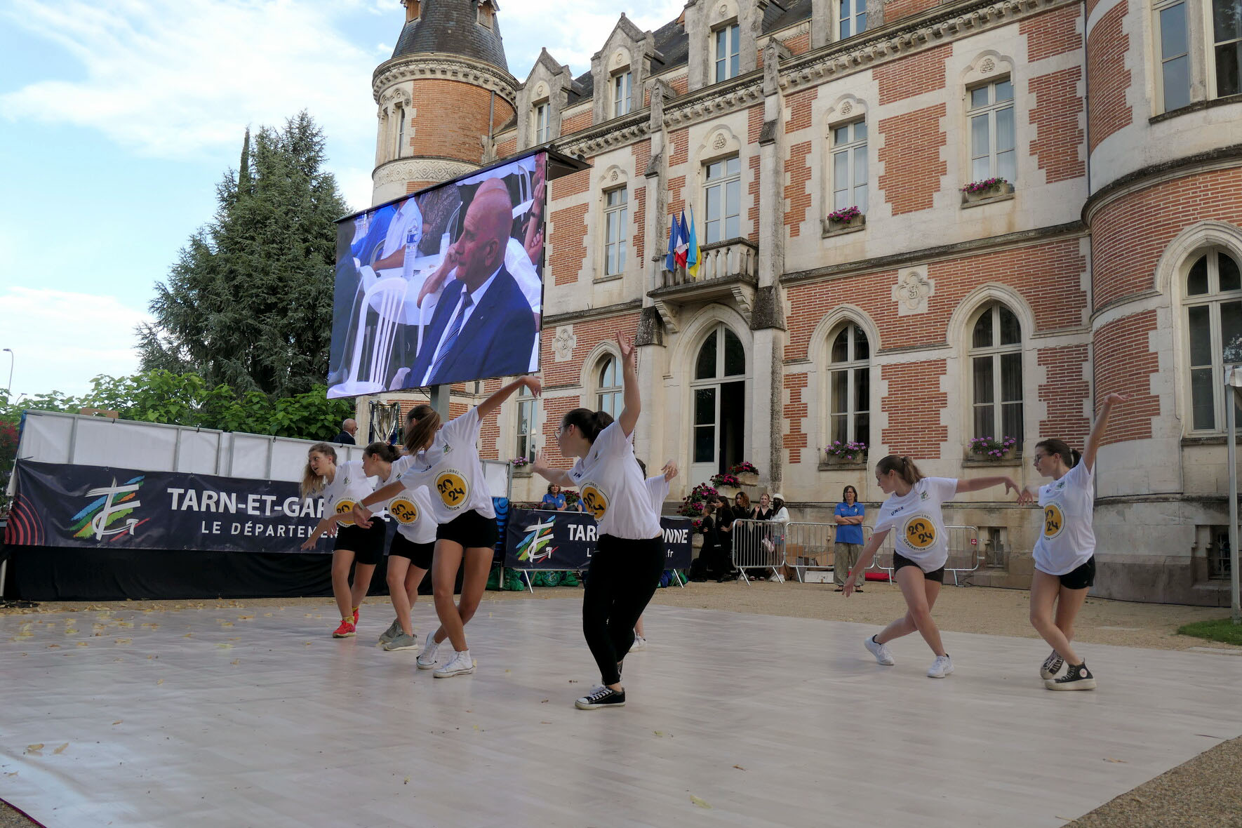 Spectacle de danse réalisé par 7 jeunes filles à la fête des sports 2023