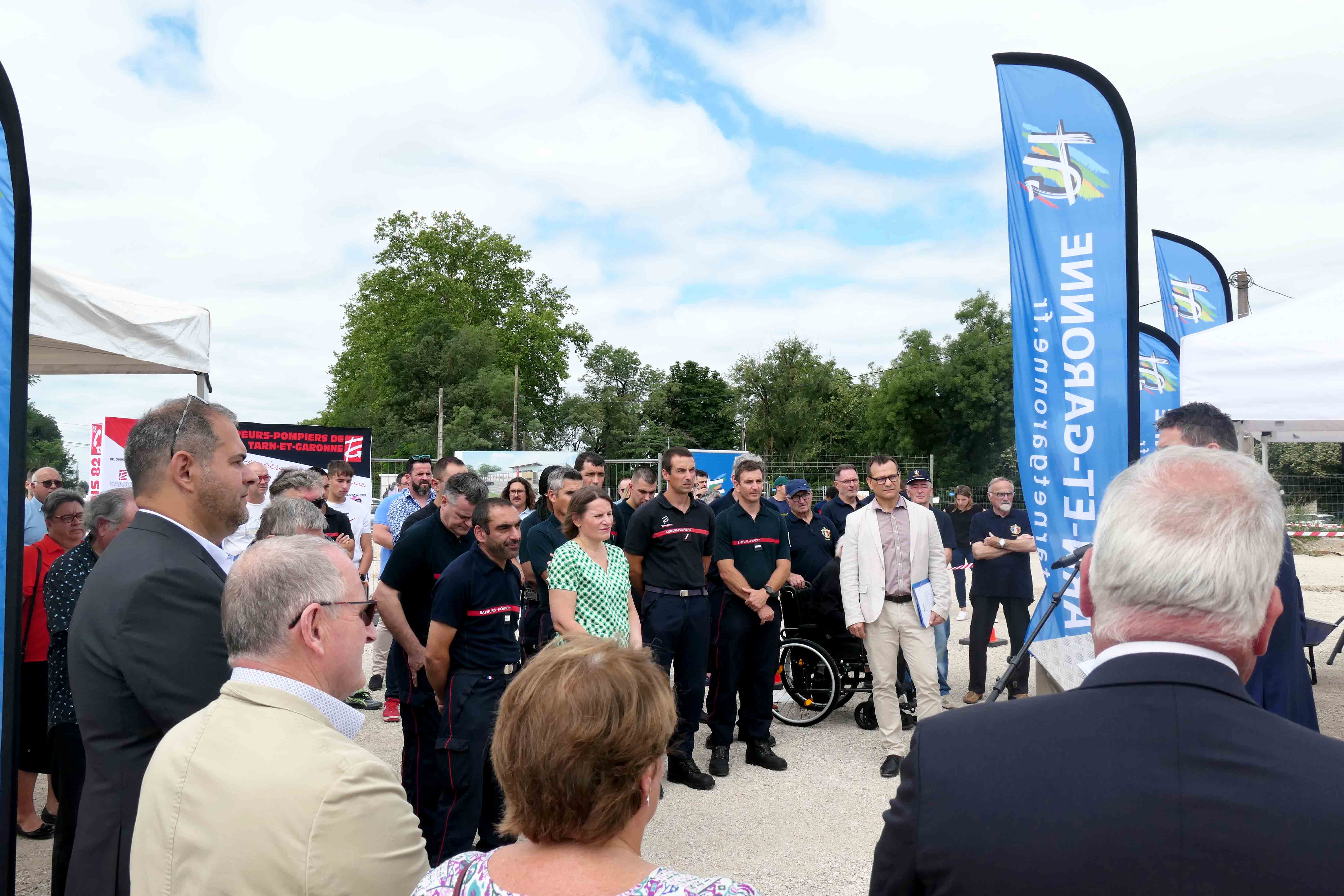 Photo de la foule lors de la pose de la première pierre de la future caserne à Caussade en compagnie de Valérie Rabault et Stéphane Gonzalez  	