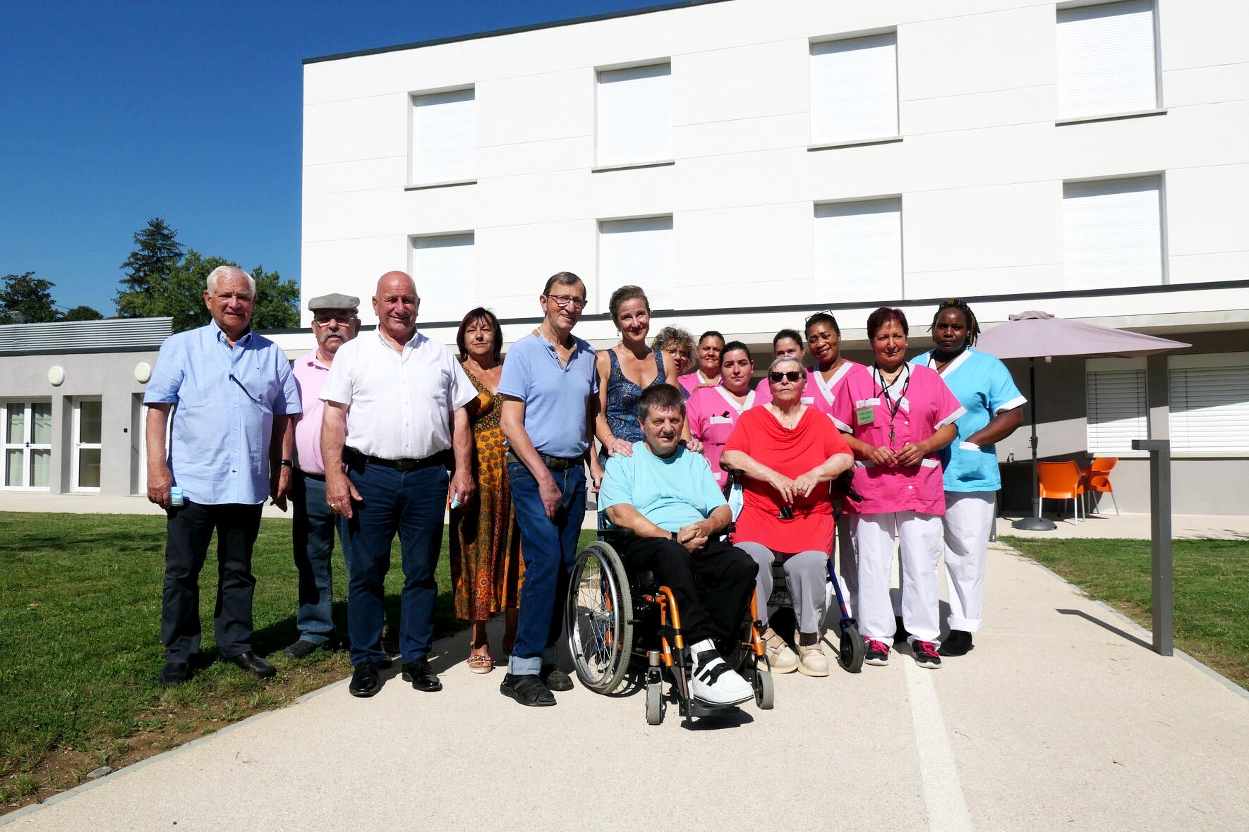 Photo de groupe avec la présence du président et du vice-président, des résidents et du personnels 
