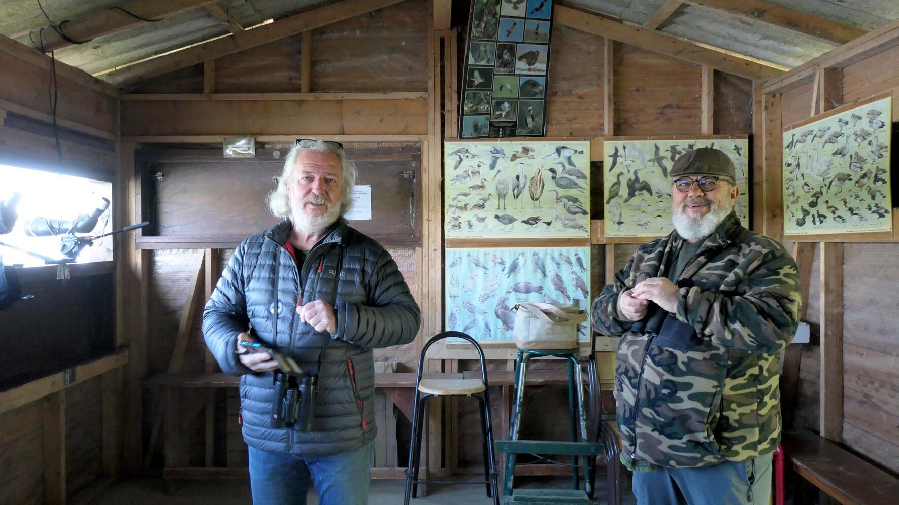 Deux hommes en train de poser devant l'objectif dans l'observatoire de la base de loisirs du Tarn-et-Garonne