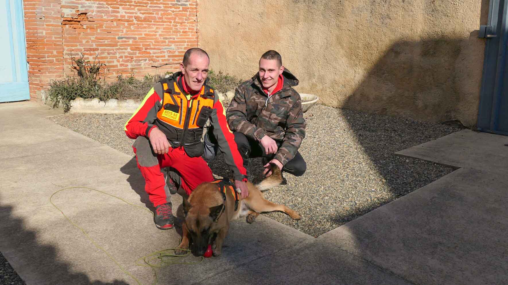  Jean-Christophe maître-chien secouriste qui pose avec son chien	