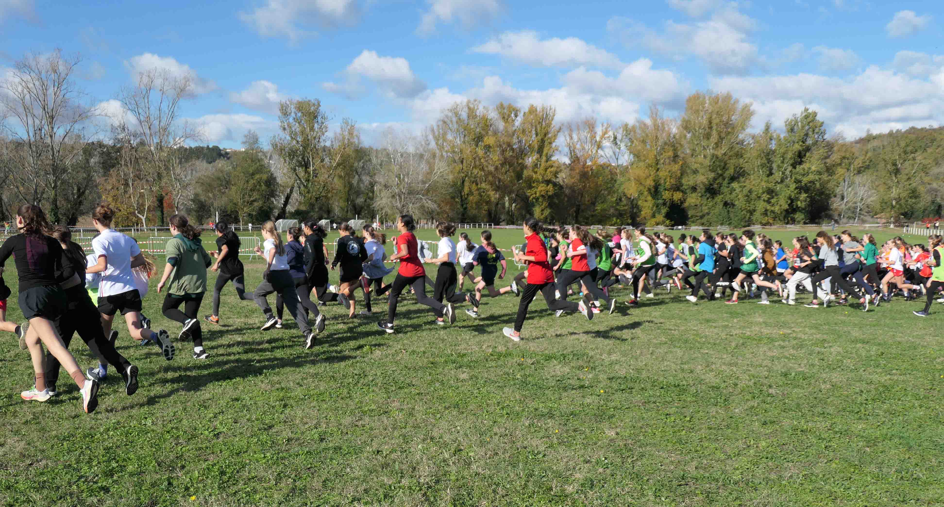 Un ensemble de jeunes en train de courir lors du cross départemental UNSS
