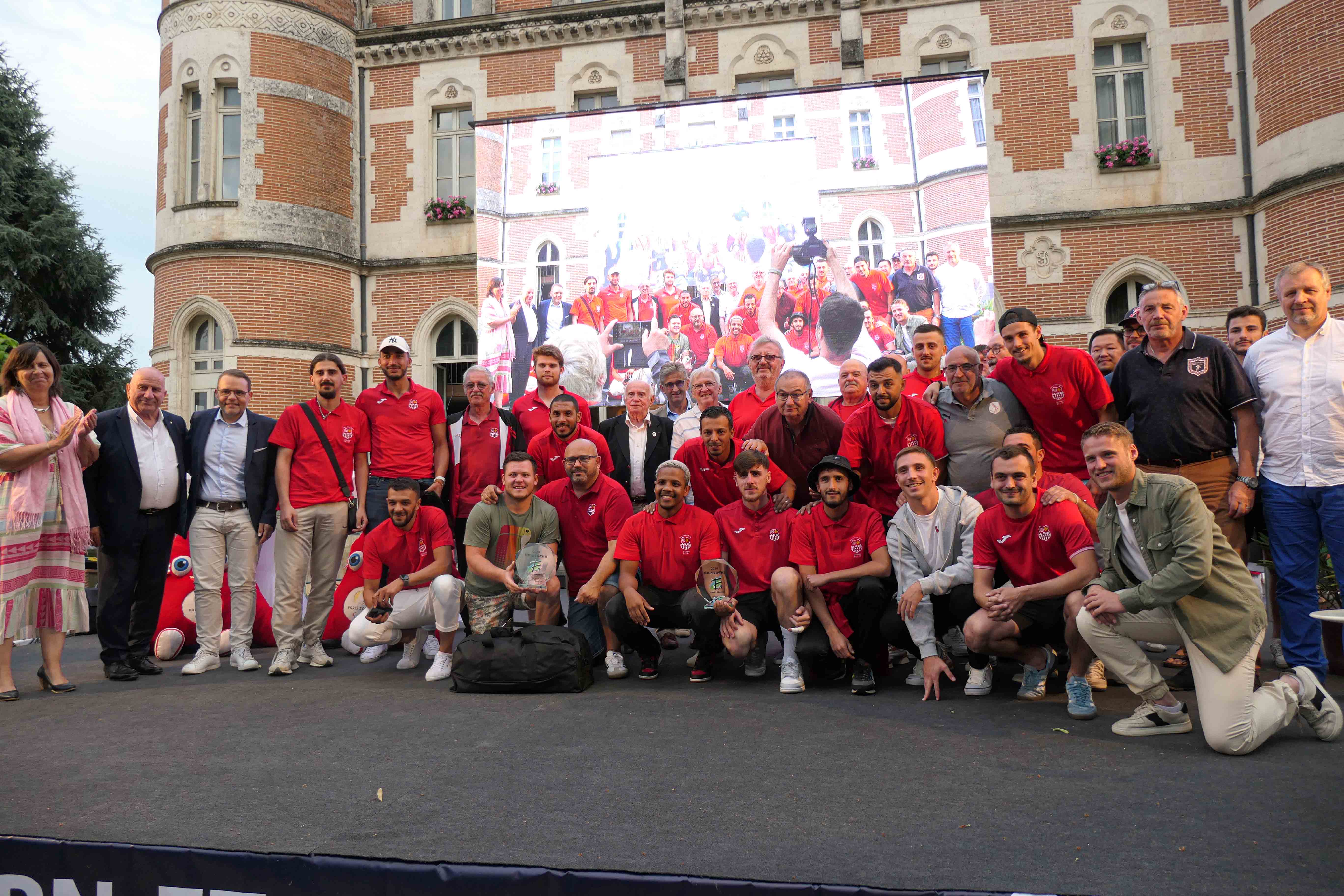 Remise des prix pour l'ensemble des joueurs de rugby de l'AS Bressols avec les élus 