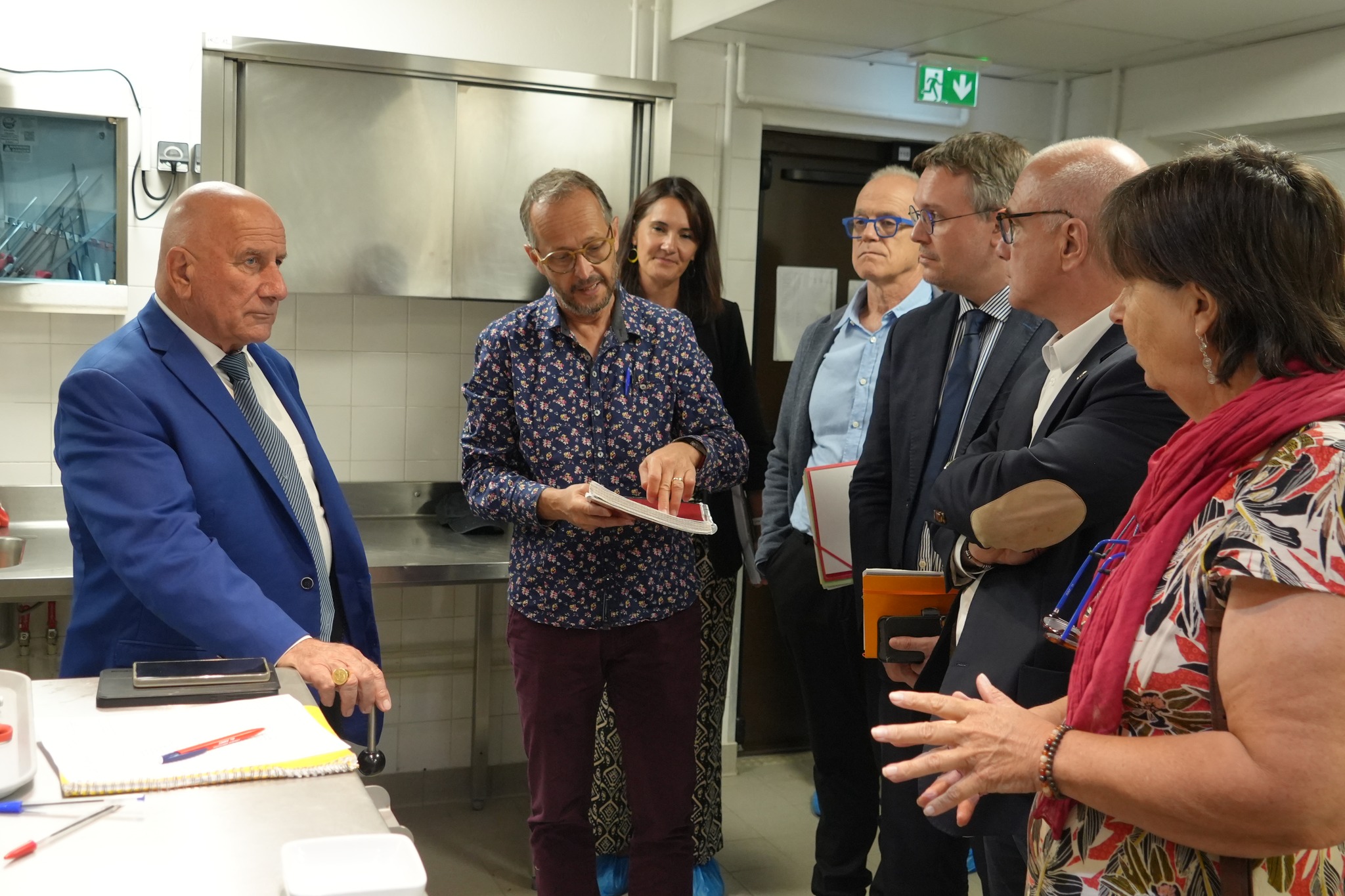 les élus dans la cuisine d'un collège