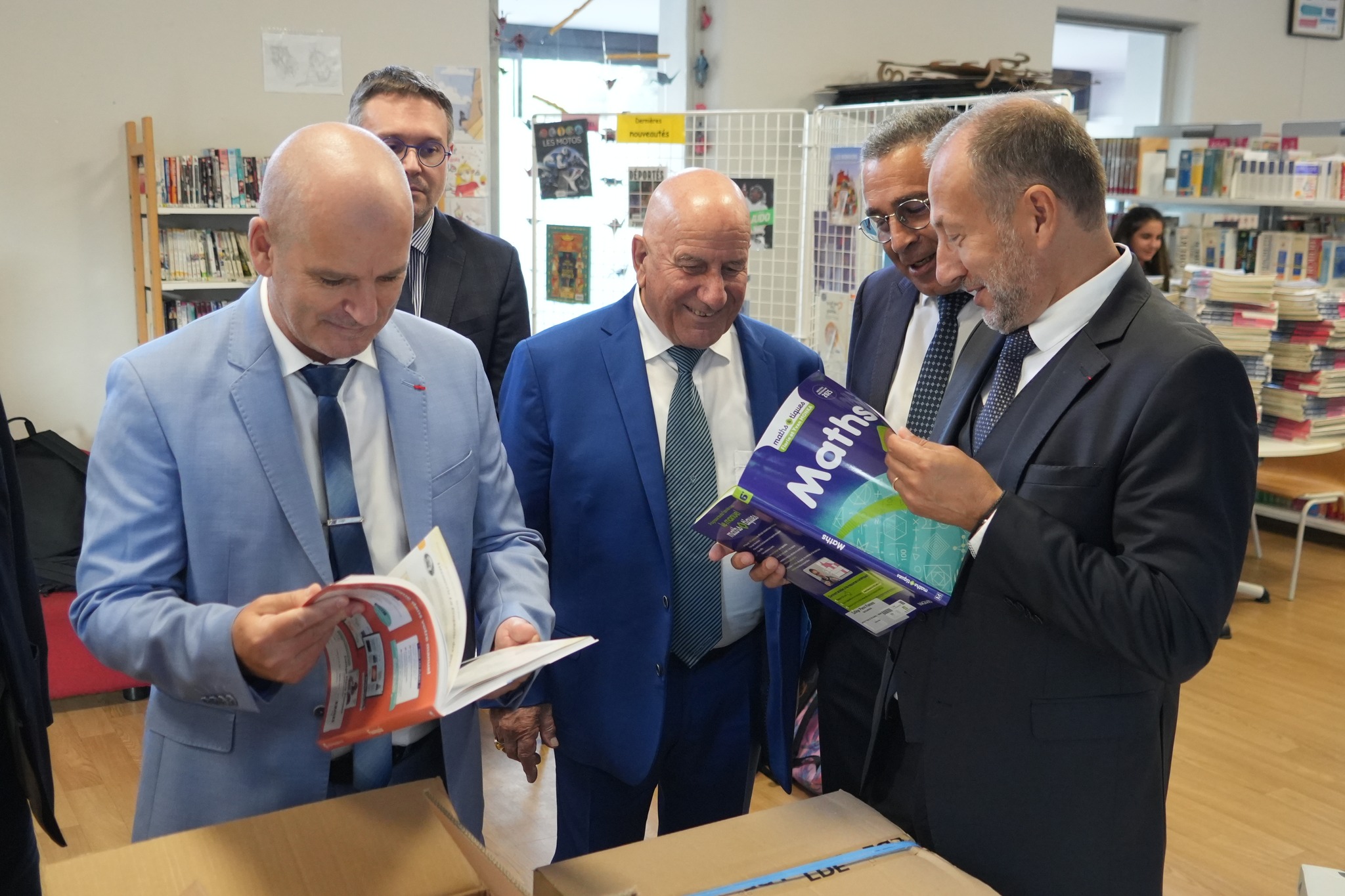 les élus dans la bibliothèque d'un collège