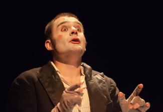 Homme maquillé en clown lors d'un spectacle 