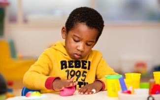 Un enfant qui joue avec de la pâte à modeler