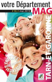 C'est la premiere page du mag avec 2 petites filles en train de faire de sourire  