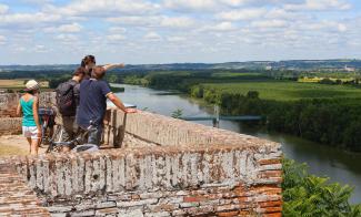 Touristes au point de vue d'Auvillar
