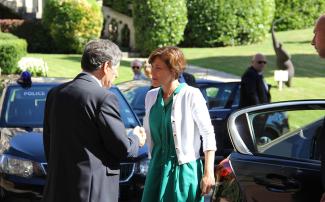 Visite de la ministre Christelle Dubos La ministre en train de serrer la main à Christian Astruc dans le jardin du conseil départemental du Tarn-et-Garonne