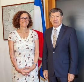 Emmanuelle Wargon et Christian Astruc 2 maires entrain de se faire prendre en photo derrière le drapeau Français